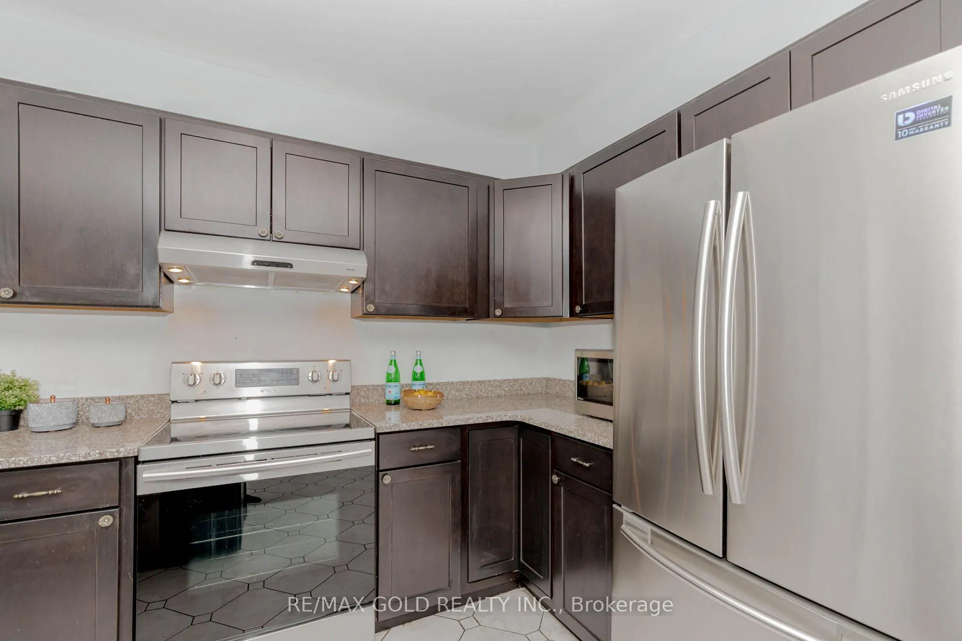Photo 10 of 16 Polygon Court, Brampton, Heart Lake West — HOMEH