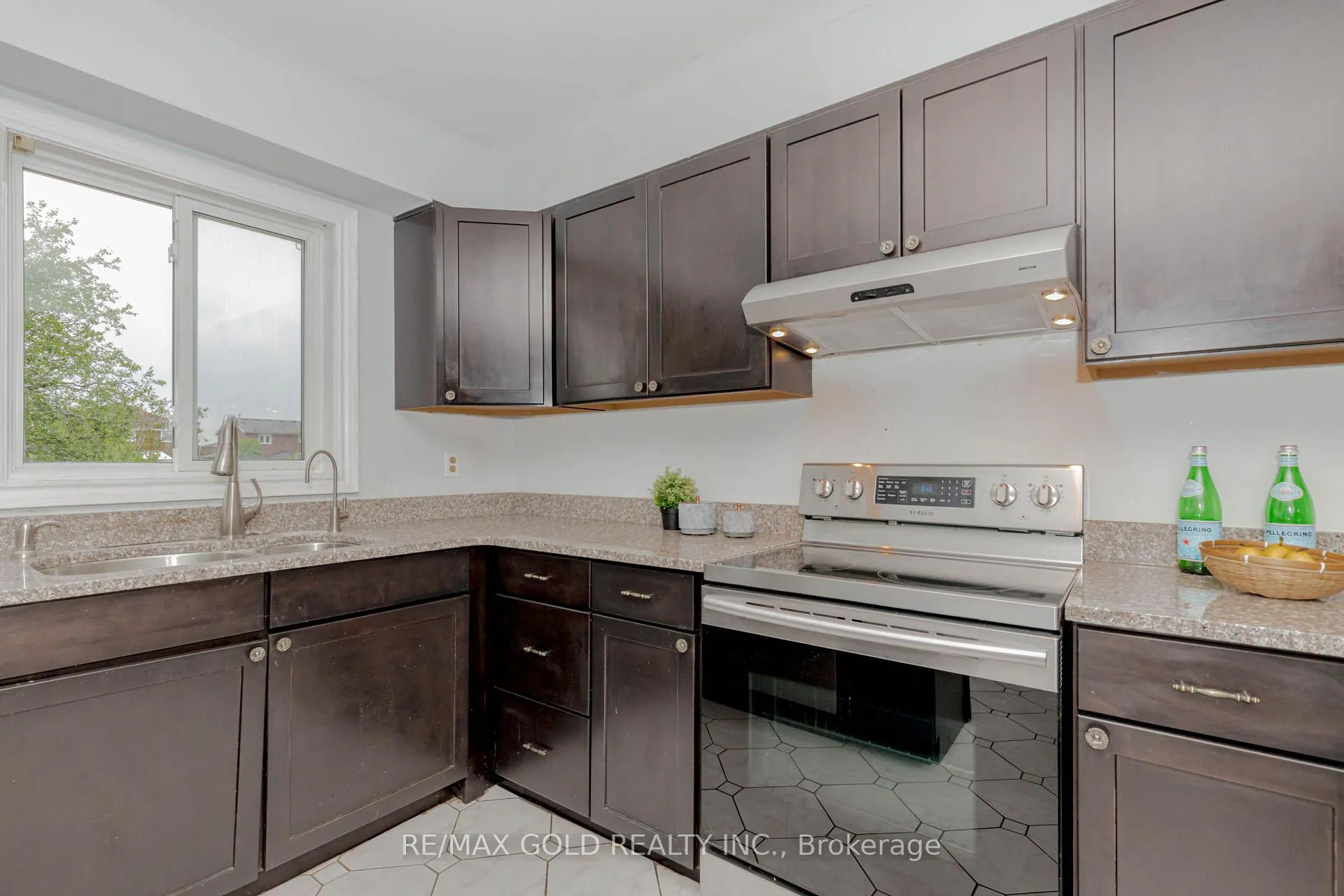 Photo 11 of 16 Polygon Court, Brampton, Heart Lake West — HOMEH
