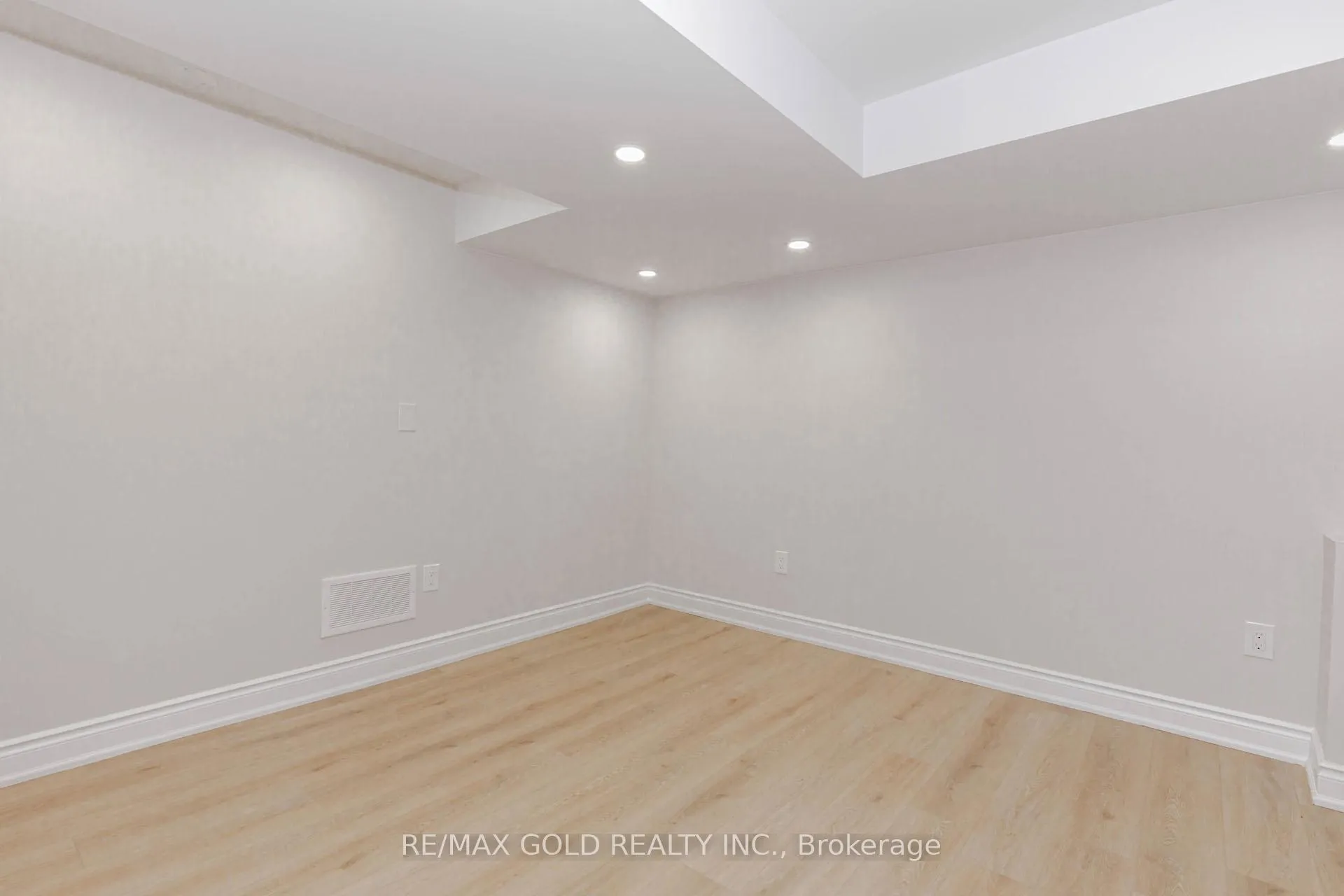 Photo 32 of 16 Polygon Court, Brampton, Heart Lake West — HOMEH