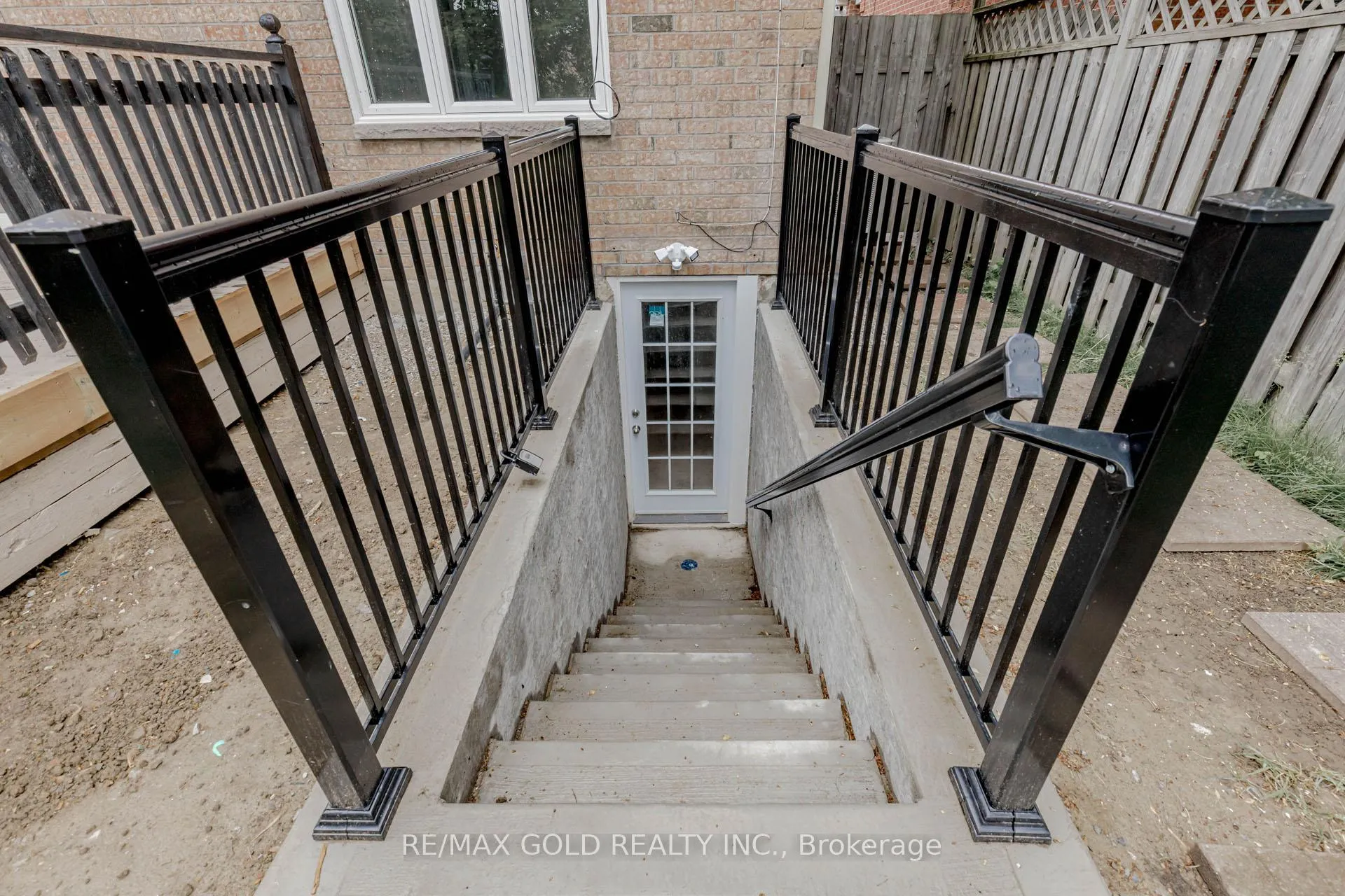 Photo 34 of 16 Polygon Court, Brampton, Heart Lake West — HOMEH