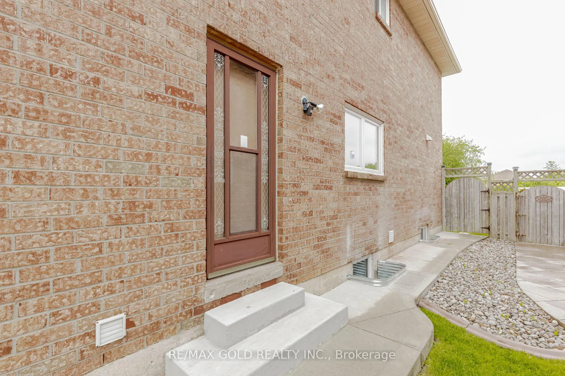 Photo 43 of 16 Polygon Court, Brampton, Heart Lake West — HOMEH