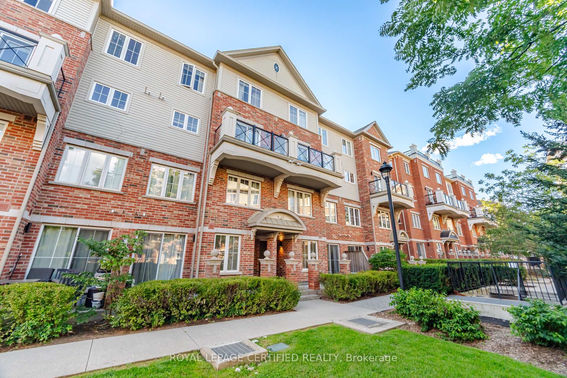 Photo 3 of Unit 25, 2551 Sixth Line, Oakville, River Oaks — HOMEH