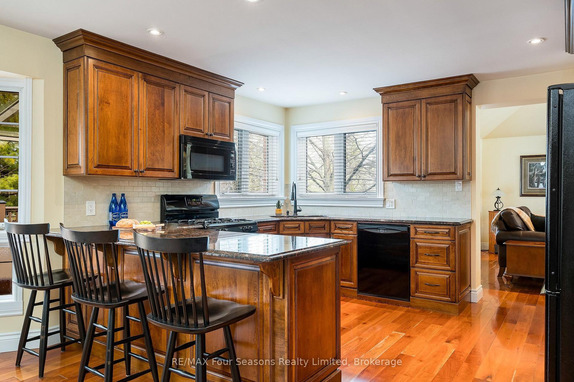 Photo 6 of 16 Carmichael Crescent, Collingwood — HOMEH