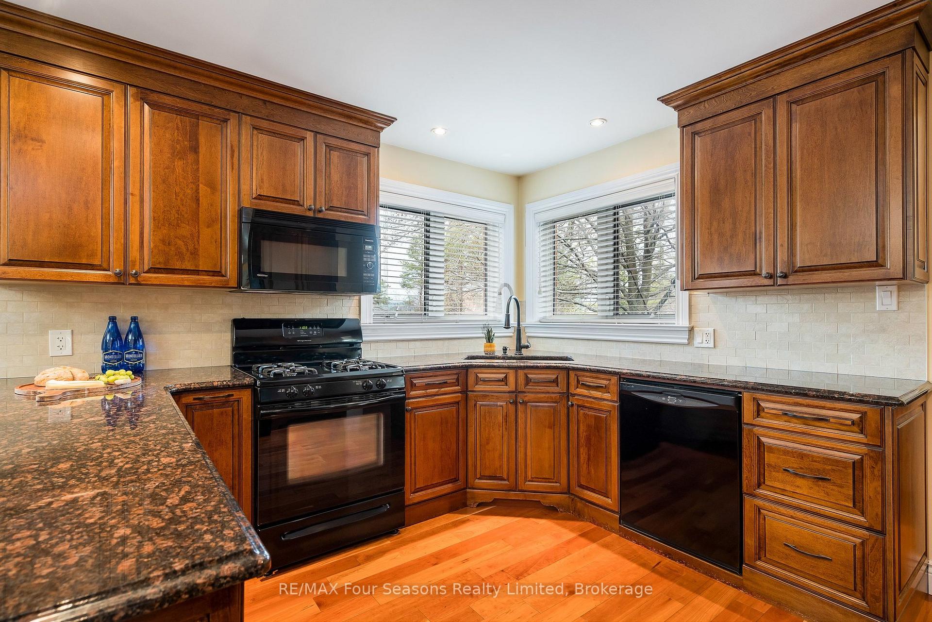 Photo 17 of 16 Carmichael Crescent, Collingwood — HOMEH