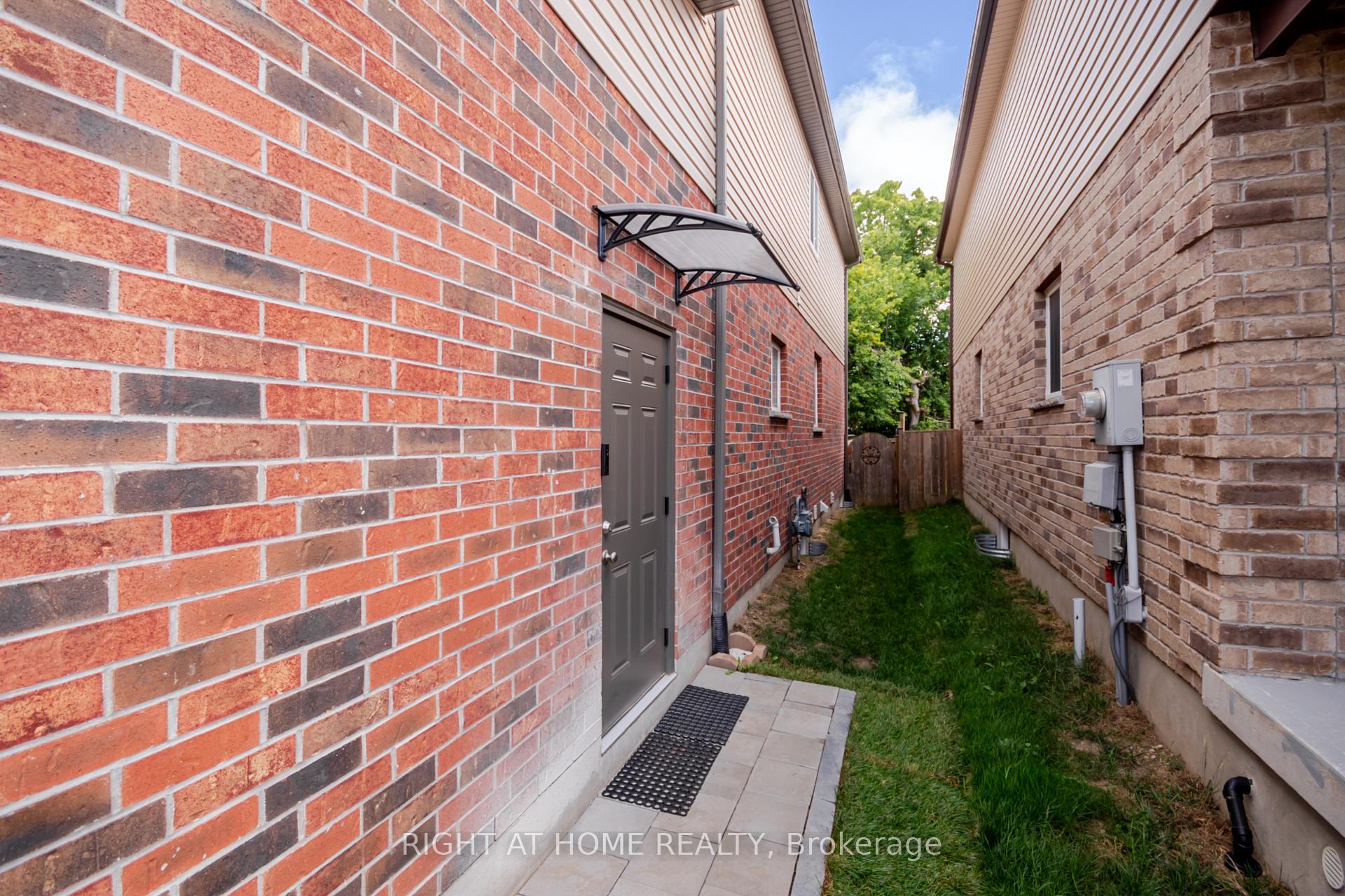 Photo 17 of 1253 Howlett Circle, London, North C — HOMEH