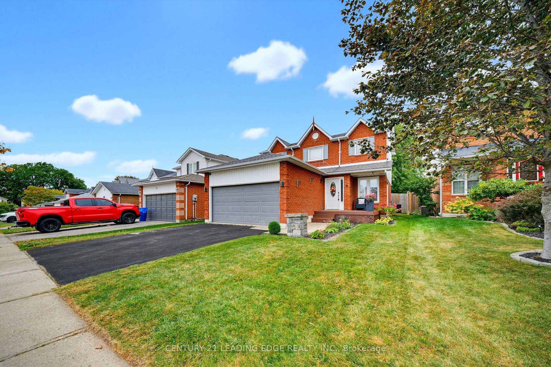 Photo 2 of 75 Hooper Square, Clarington, Bowmanville — HOMEH