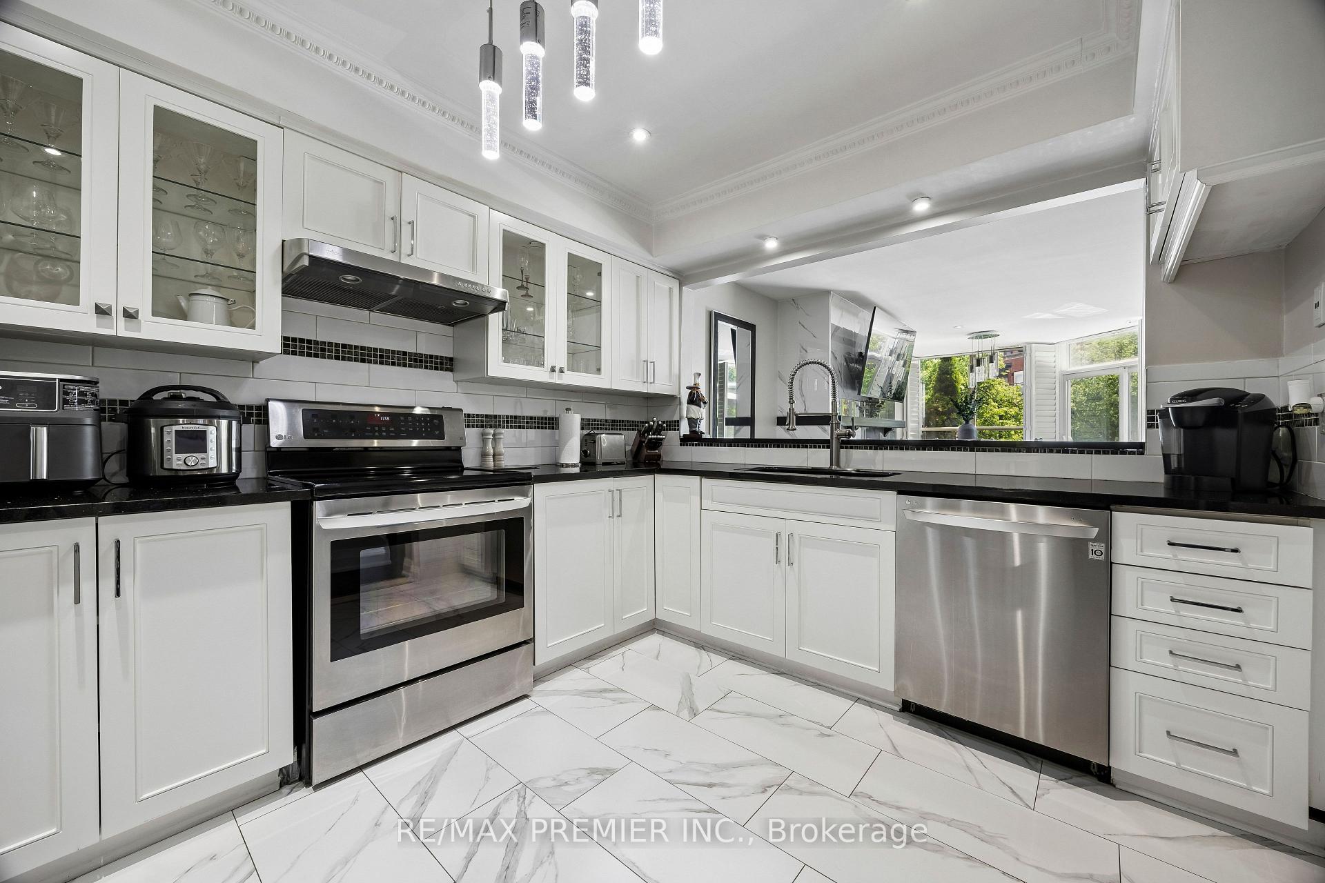 Photo 5 of Unit TH 8, 100 Arbors Lane, Vaughan, West Woodbridge — HOMEH
