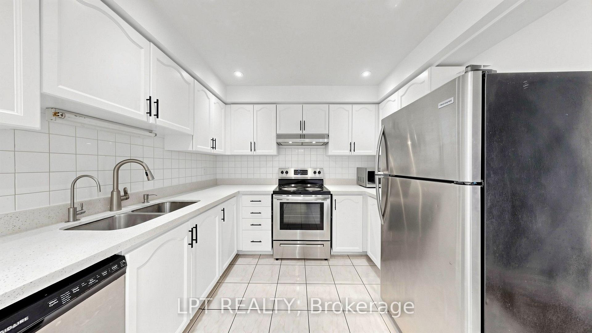 Photo 11 of 81 Shady Pine Circle, Brampton, Sandringham-Wellington — HOMEH