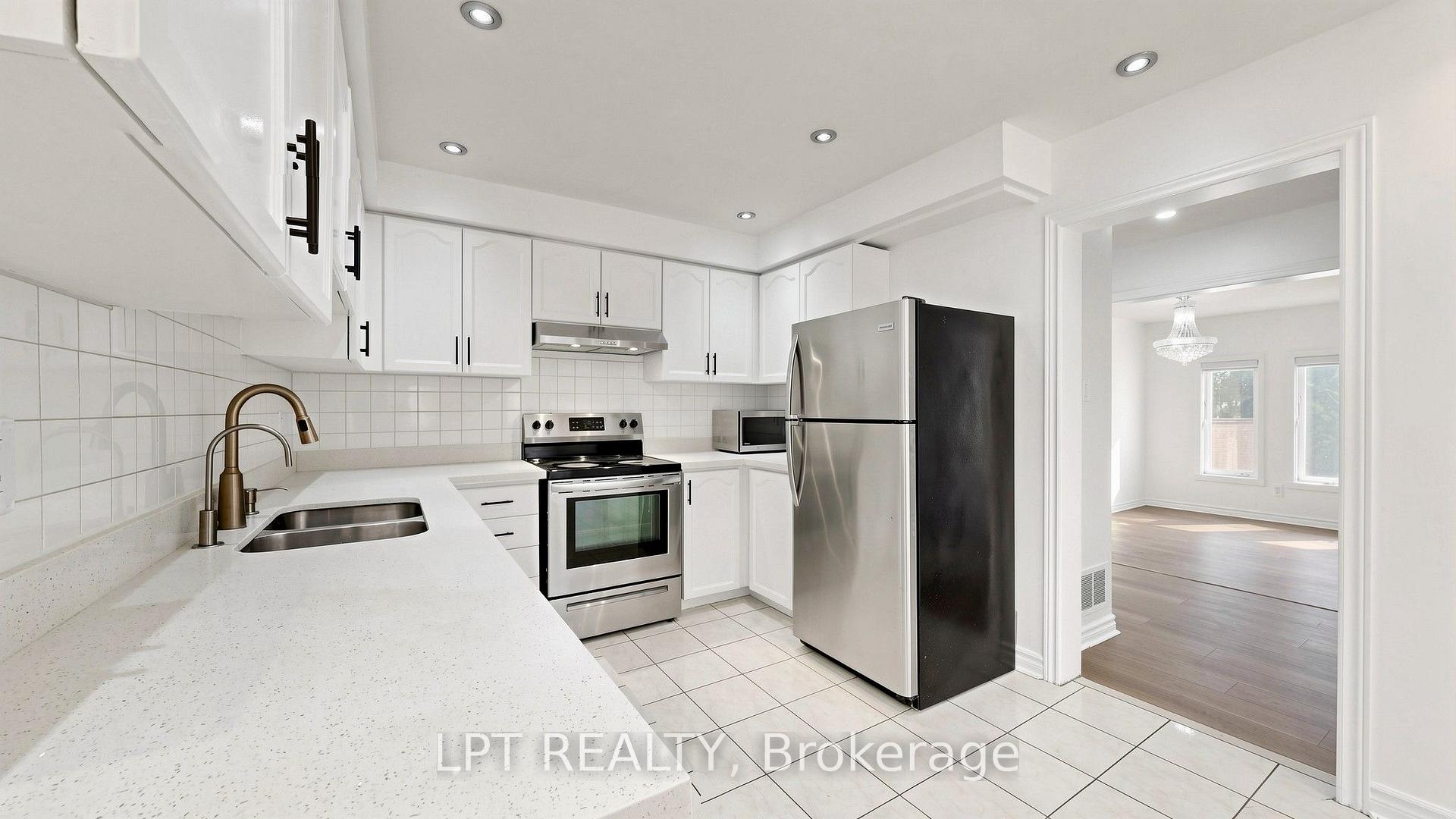 Photo 12 of 81 Shady Pine Circle, Brampton, Sandringham-Wellington — HOMEH