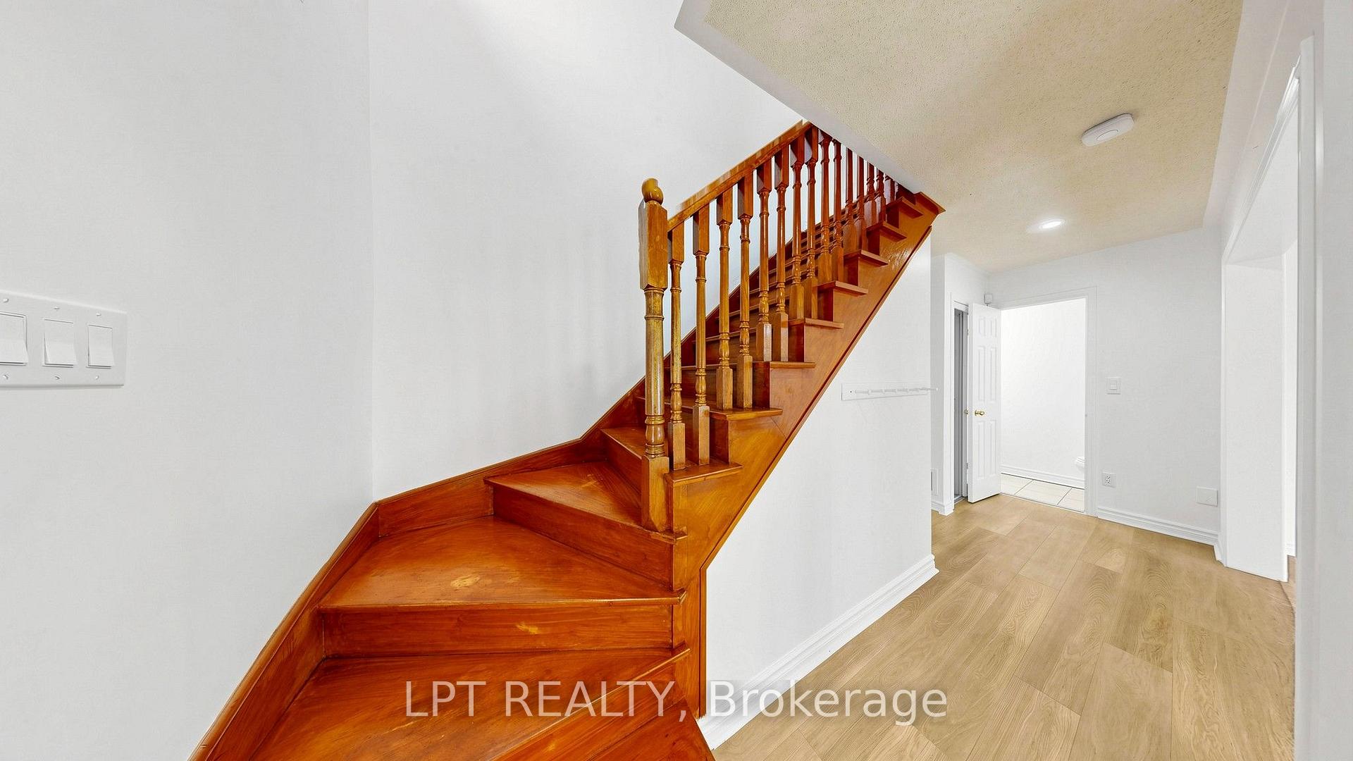 Photo 15 of 81 Shady Pine Circle, Brampton, Sandringham-Wellington — HOMEH