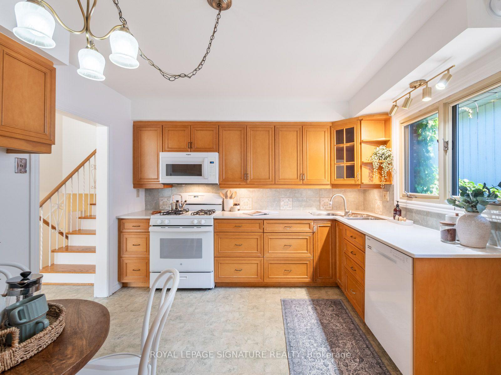 Photo 11 of 46 Manorglen Crescent, Scarborough, Agincourt South-Malvern West — HOMEH