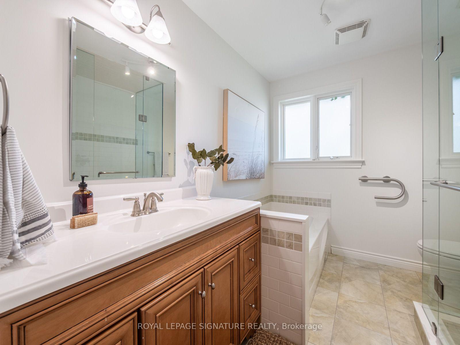 Photo 21 of 46 Manorglen Crescent, Scarborough, Agincourt South-Malvern West — HOMEH