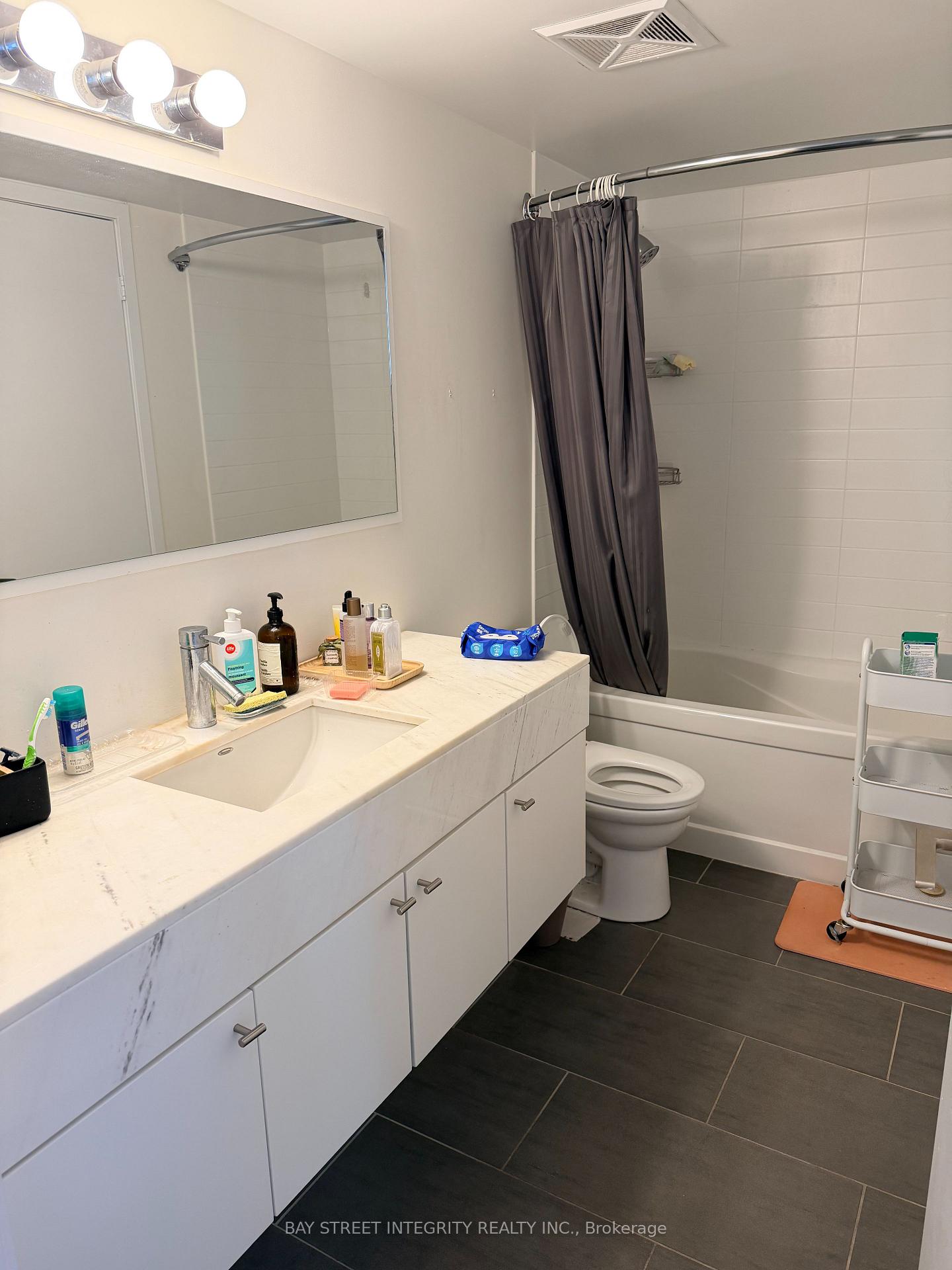 Photo 9 of Unit 1405, 126 Simcoe Street, Toronto, Waterfront Communities — HOMEH
