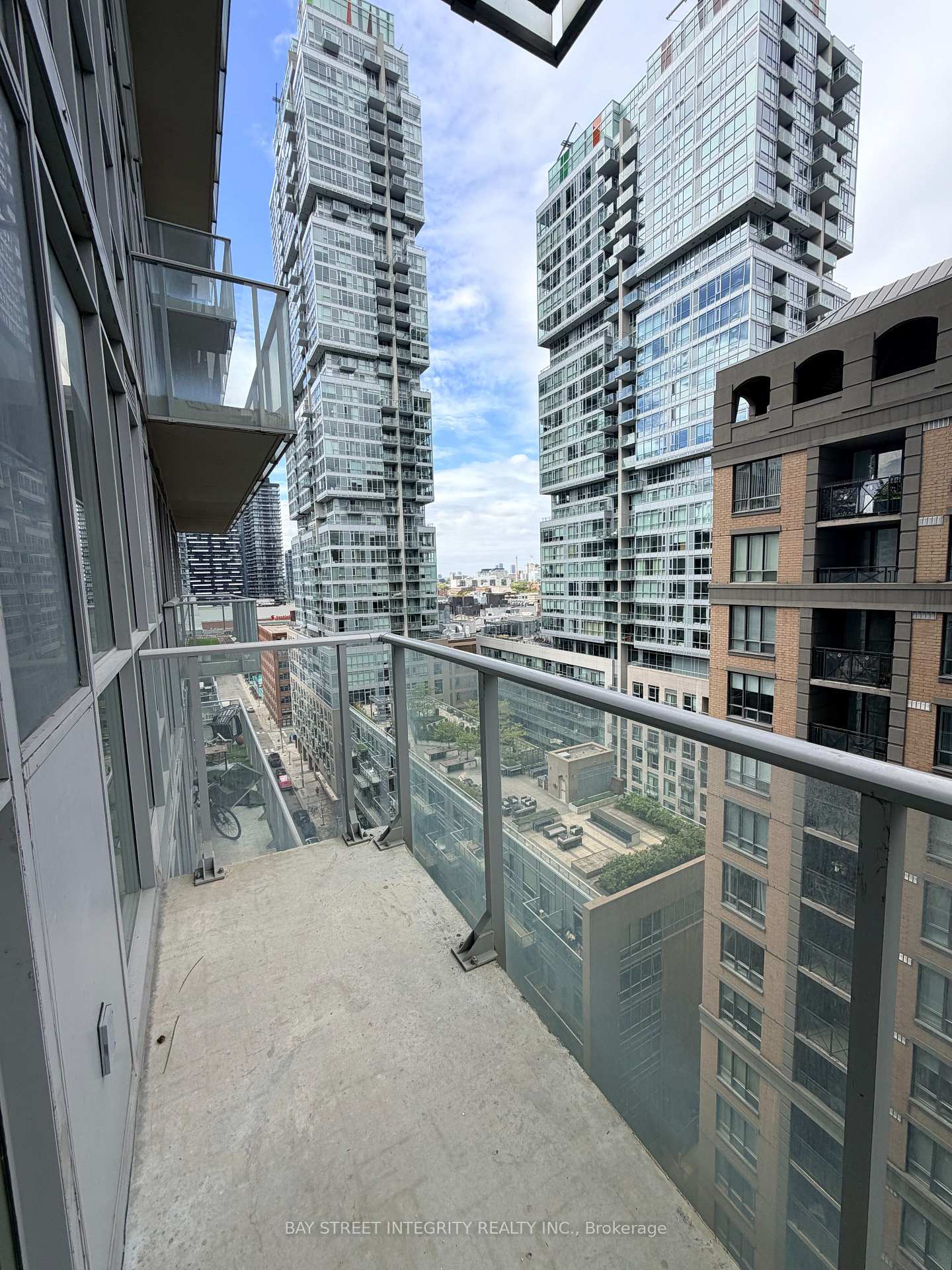 Photo 11 of Unit 1405, 126 Simcoe Street, Toronto, Waterfront Communities — HOMEH