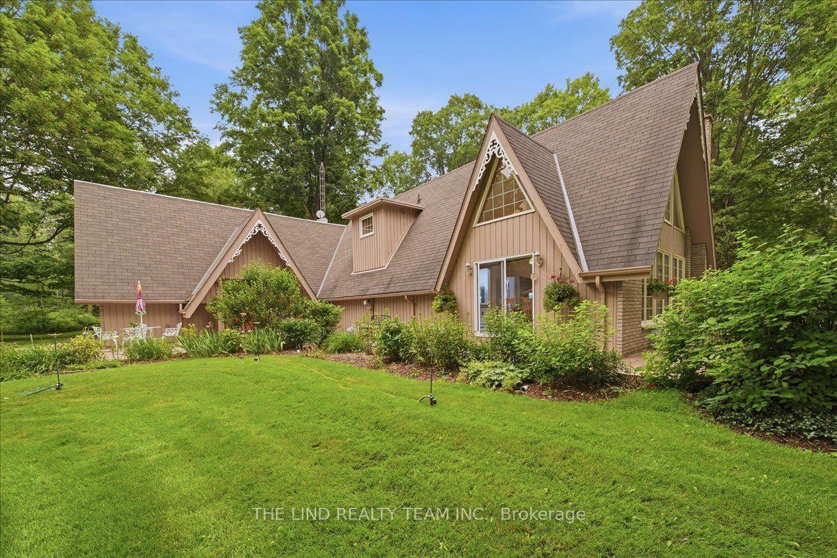 Photo 3 of 100 Bridle Path, East Gwillimbury, Rural East Gwillimbury — HOMEH