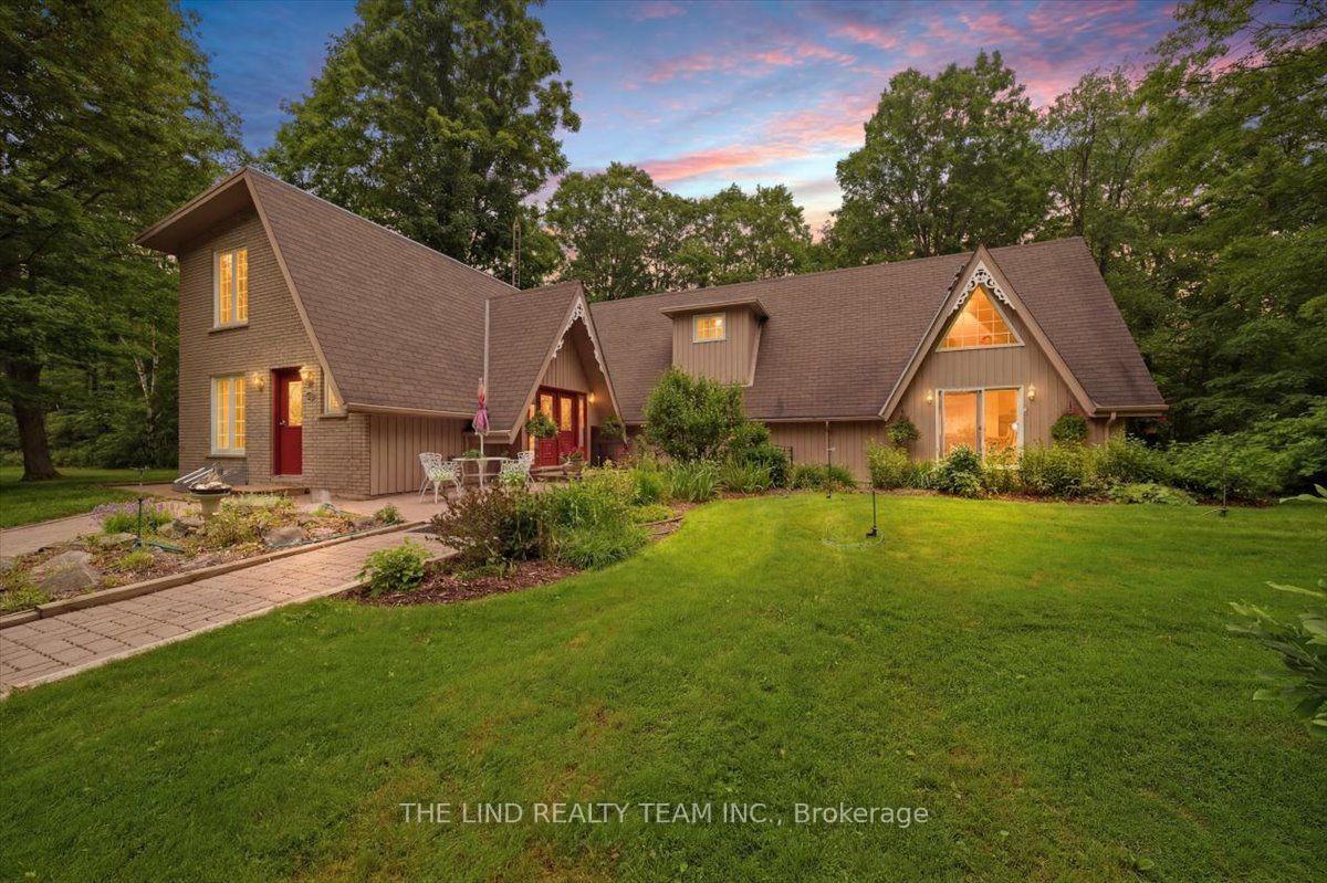 Photo 2 of 100 Bridle Path, East Gwillimbury, Rural East Gwillimbury — HOMEH