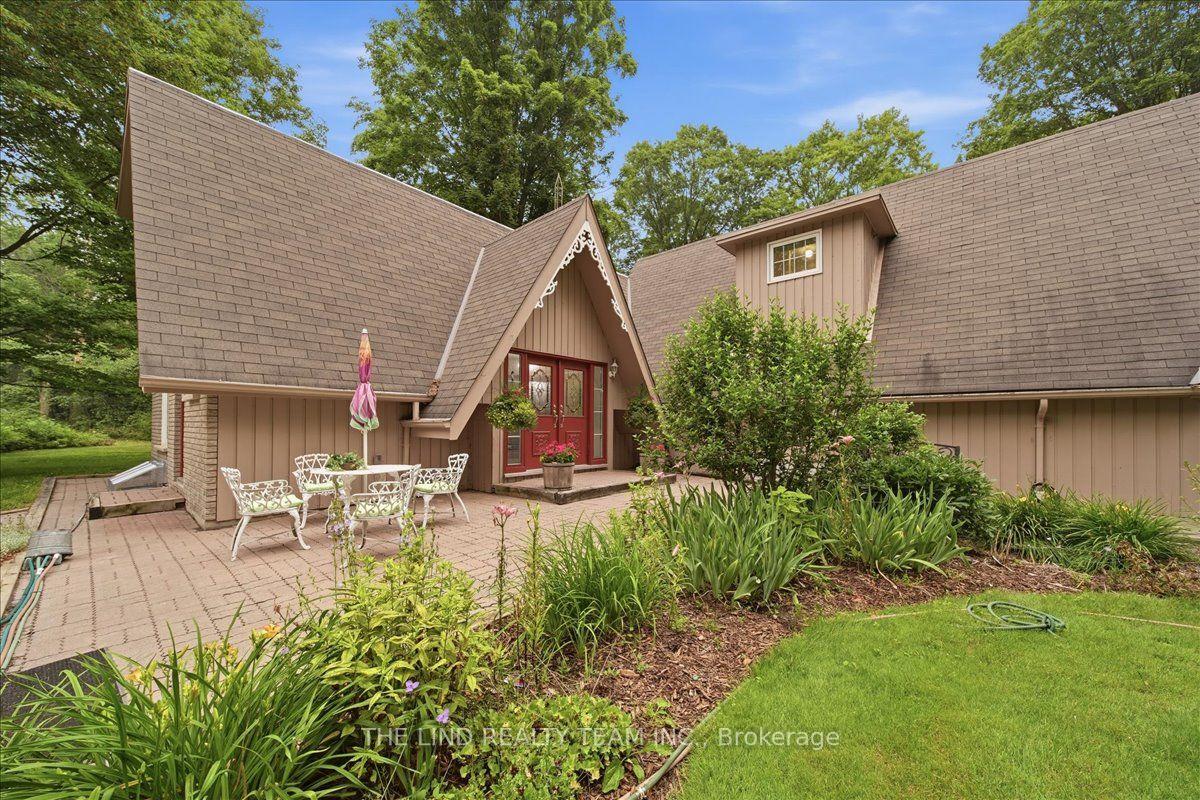 Photo 4 of 100 Bridle Path, East Gwillimbury, Rural East Gwillimbury — HOMEH