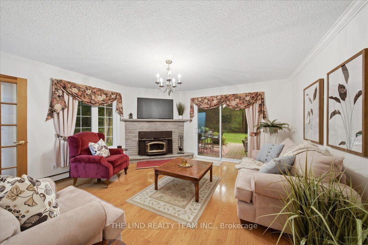 Photo 7 of 100 Bridle Path, East Gwillimbury, Rural East Gwillimbury — HOMEH