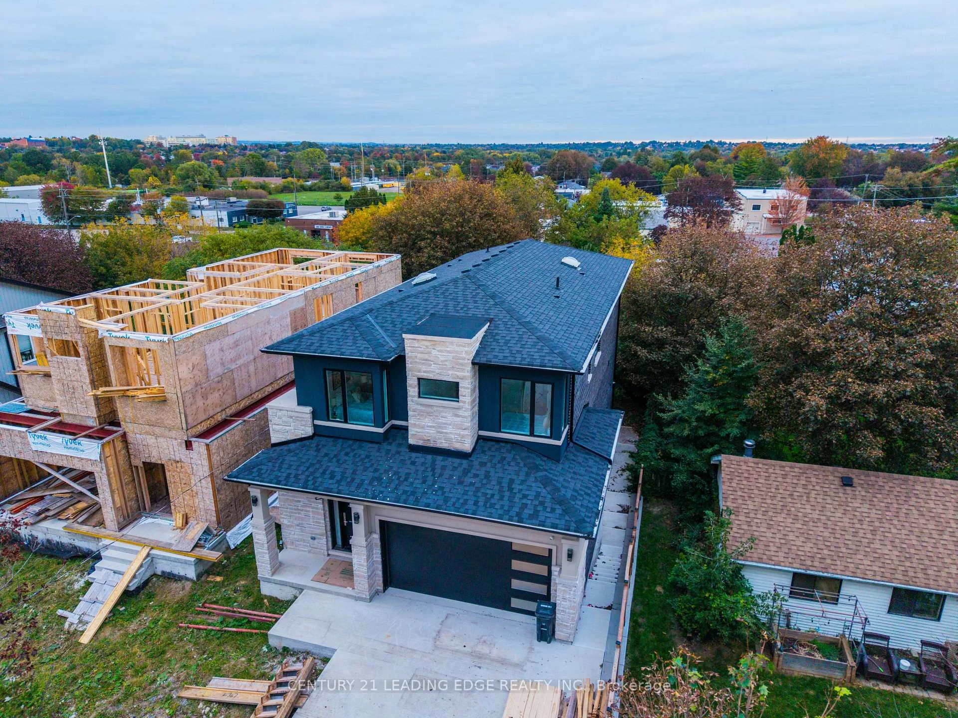 Photo 4 of 158 Hillcrest Drive, Whitby, Downtown Whitby — HOMEH