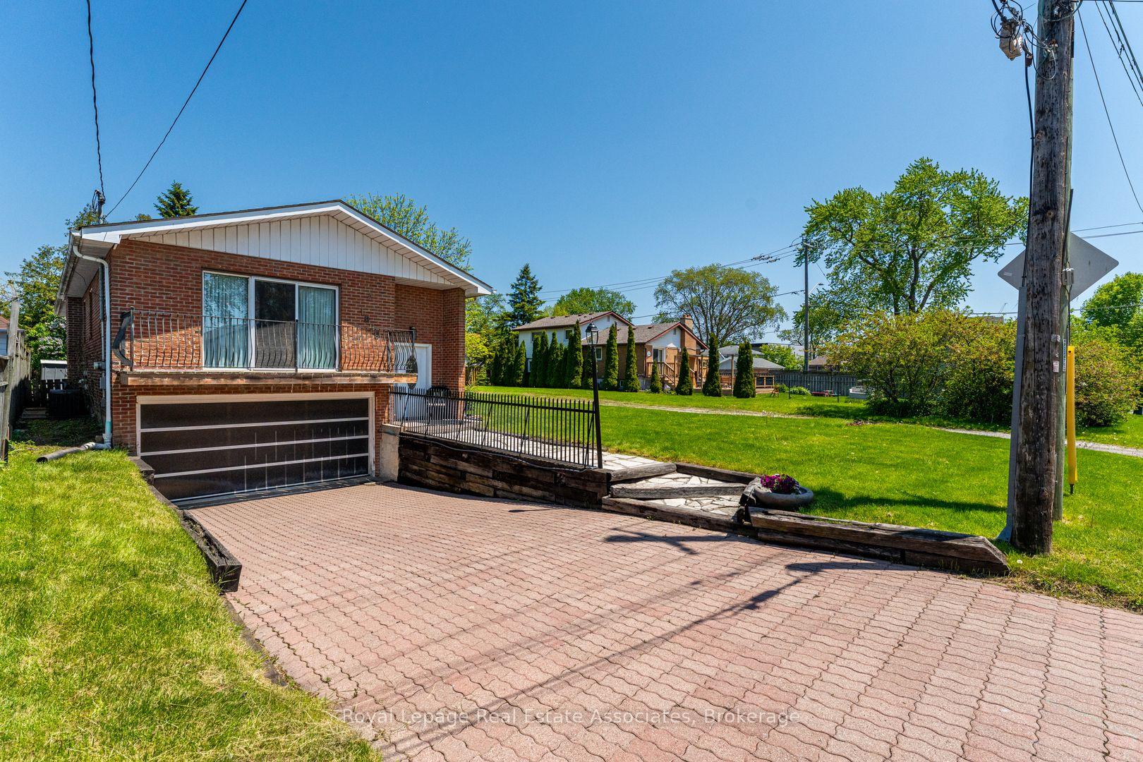 Photo 1 of 1069 Alexandra Avenue, Mississauga, Lakeview — HOMEH