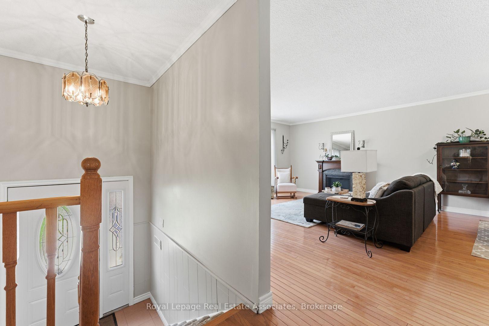 Photo 3 of 1069 Alexandra Avenue, Mississauga, Lakeview — HOMEH