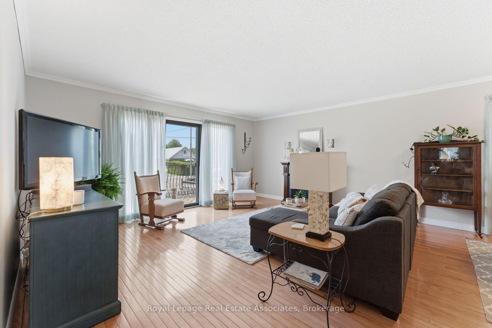 Photo 4 of 1069 Alexandra Avenue, Mississauga, Lakeview — HOMEH