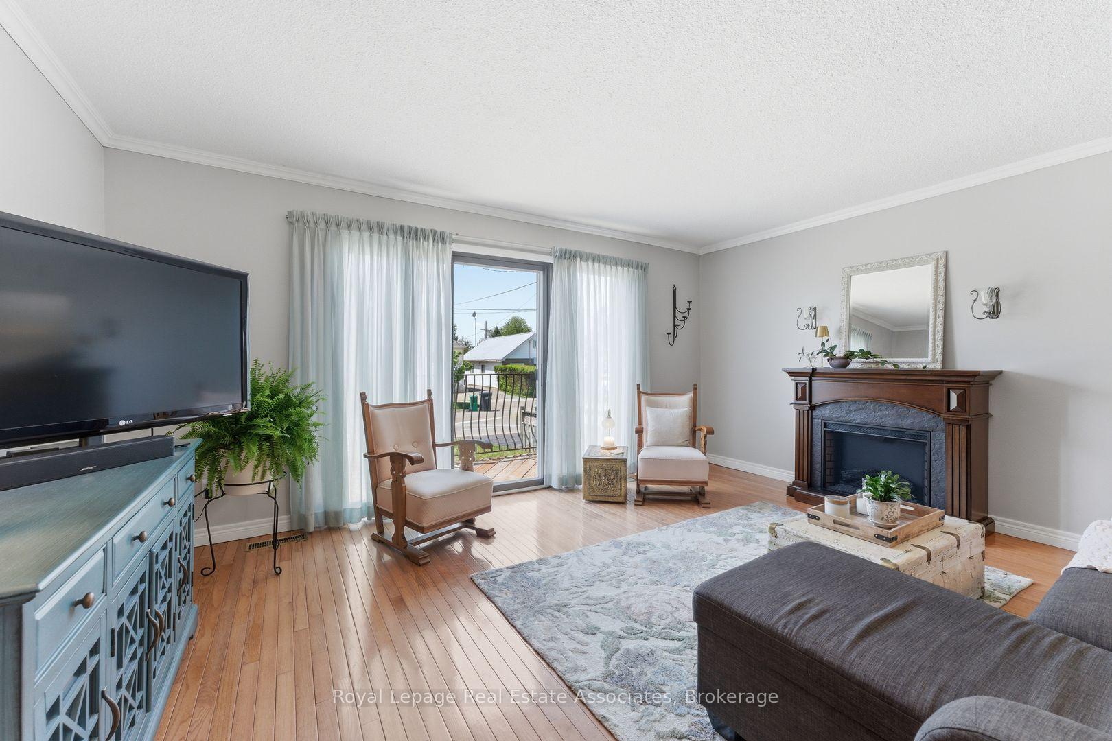 Photo 5 of 1069 Alexandra Avenue, Mississauga, Lakeview — HOMEH
