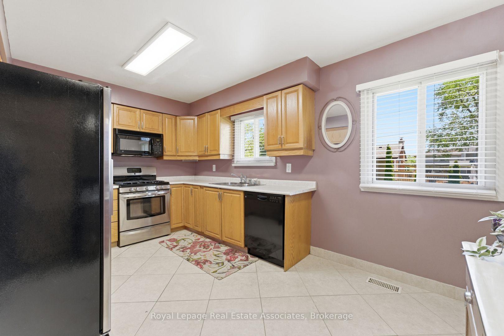 Photo 10 of 1069 Alexandra Avenue, Mississauga, Lakeview — HOMEH
