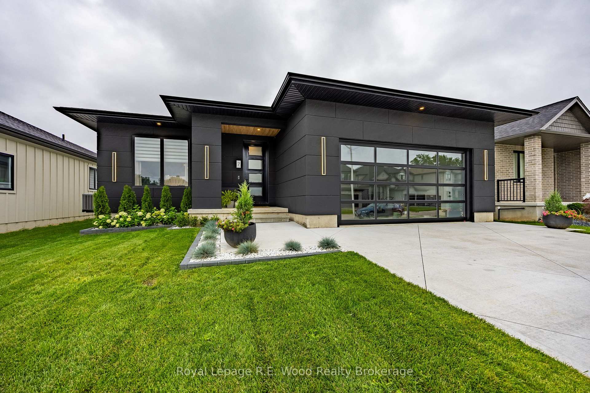 Photo 2 of 7 Sycamore Drive, Tillsonburg — HOMEH