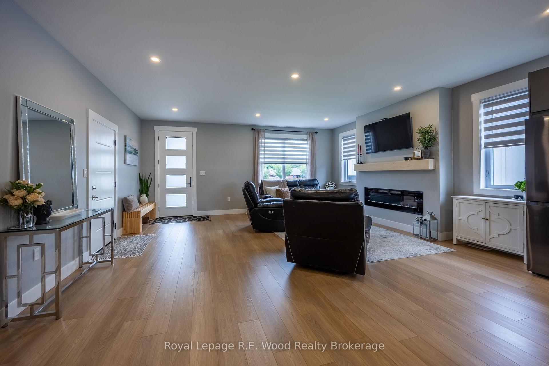 Photo 3 of 7 Sycamore Drive, Tillsonburg — HOMEH
