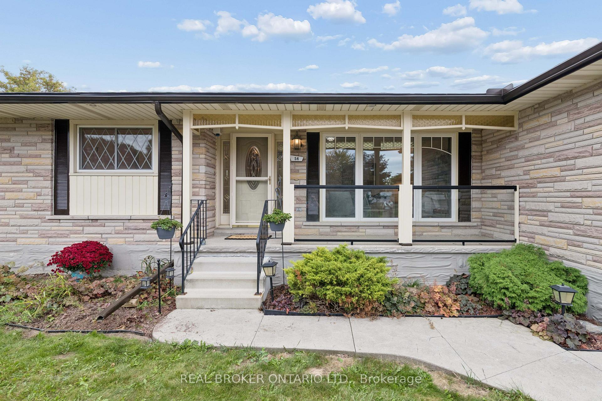 Photo 3 of 54 Hampton Place, Kitchener, Heritage Park - Kitchener — HOMEH