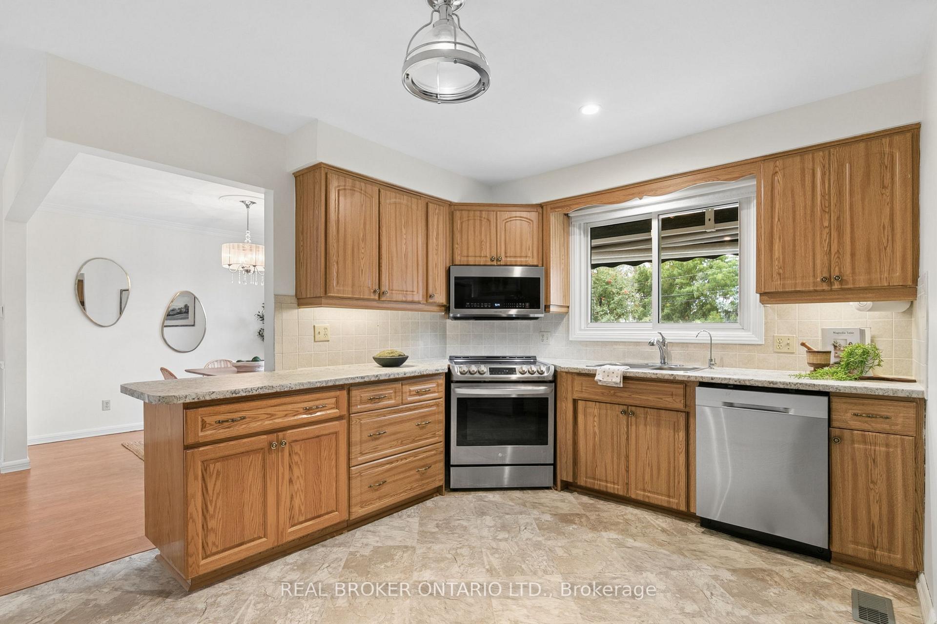 Photo 11 of 54 Hampton Place, Kitchener, Heritage Park - Kitchener — HOMEH