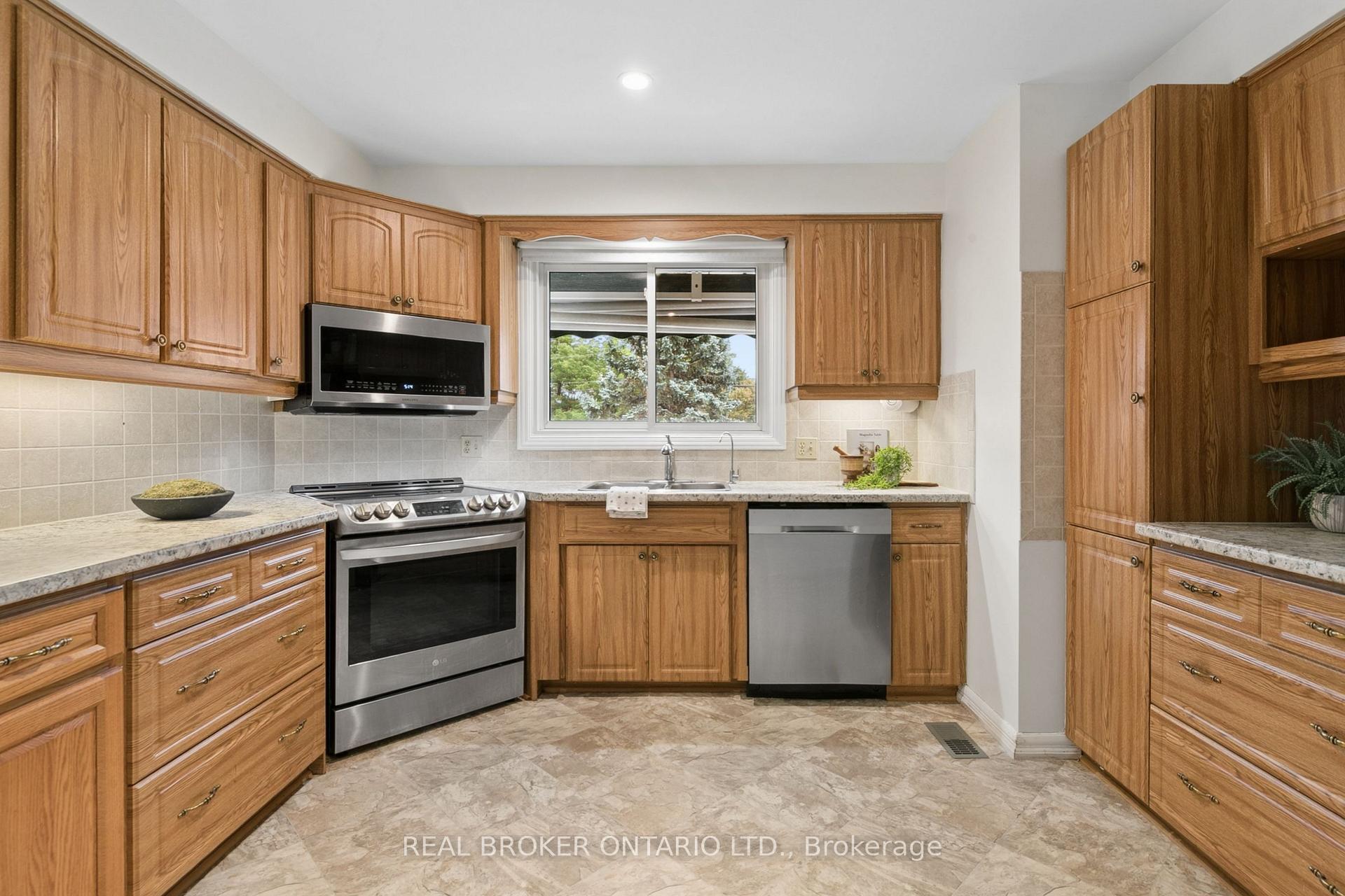 Photo 12 of 54 Hampton Place, Kitchener, Heritage Park - Kitchener — HOMEH