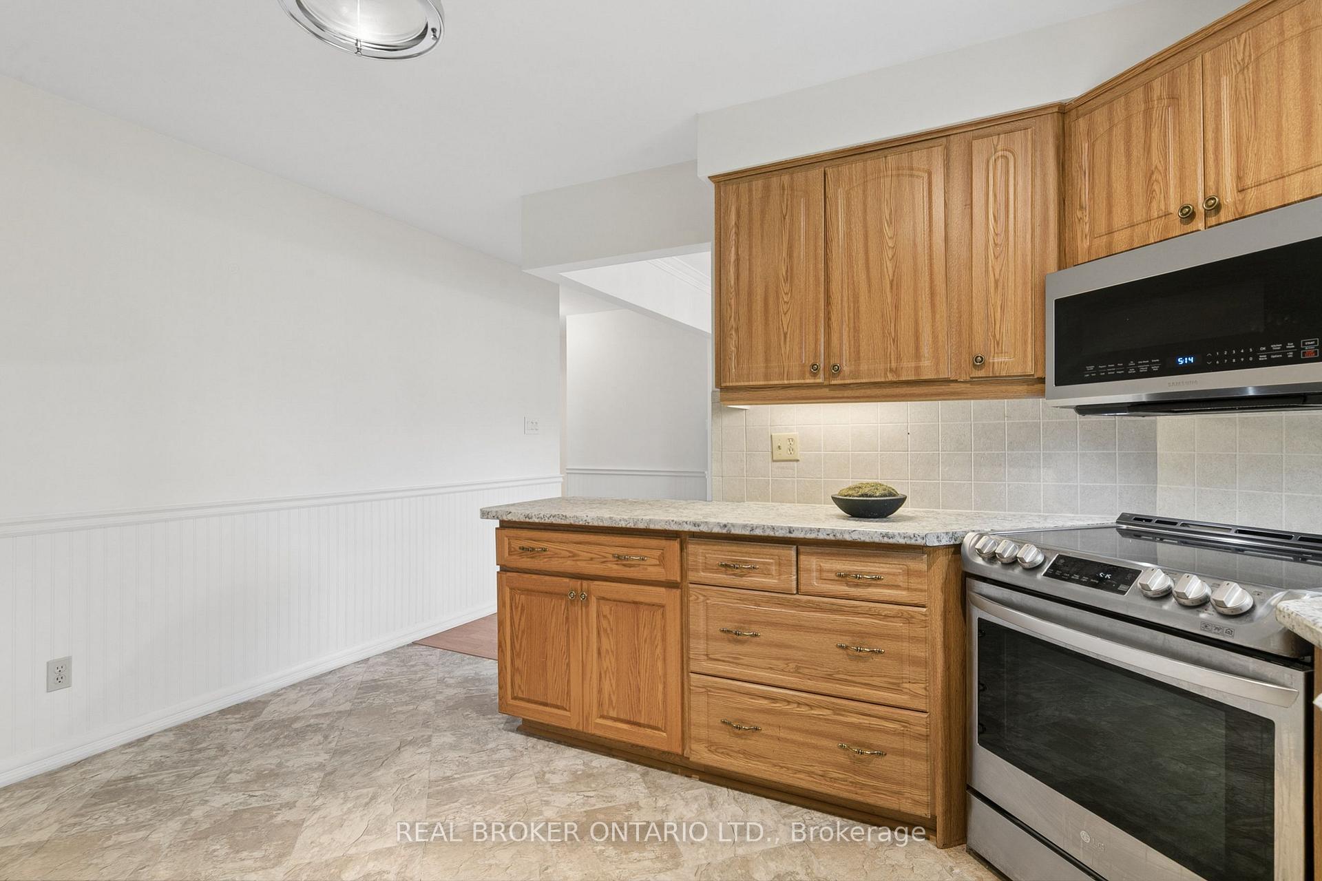 Photo 13 of 54 Hampton Place, Kitchener, Heritage Park - Kitchener — HOMEH