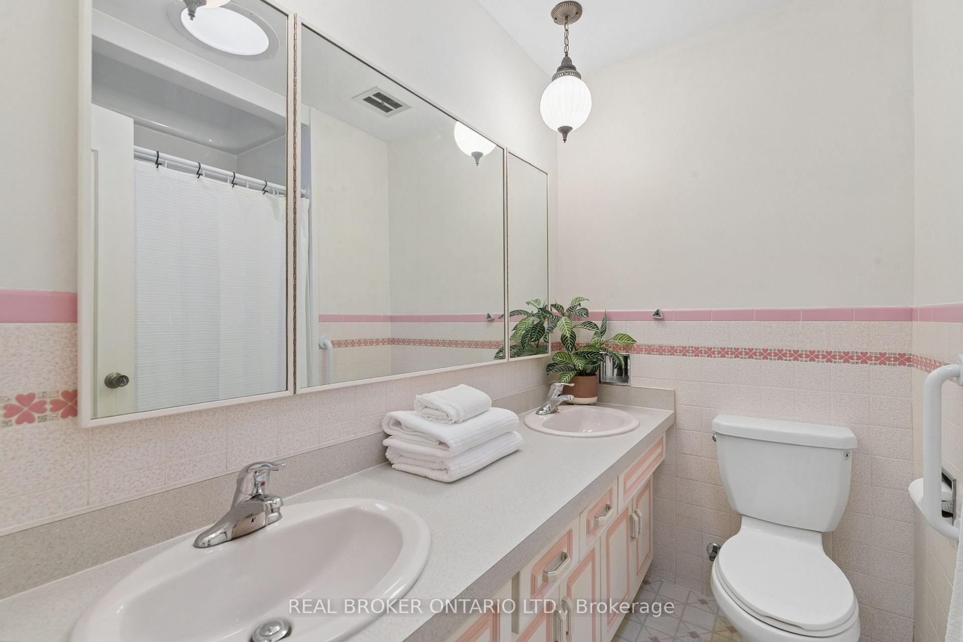 Photo 20 of 54 Hampton Place, Kitchener, Heritage Park - Kitchener — HOMEH