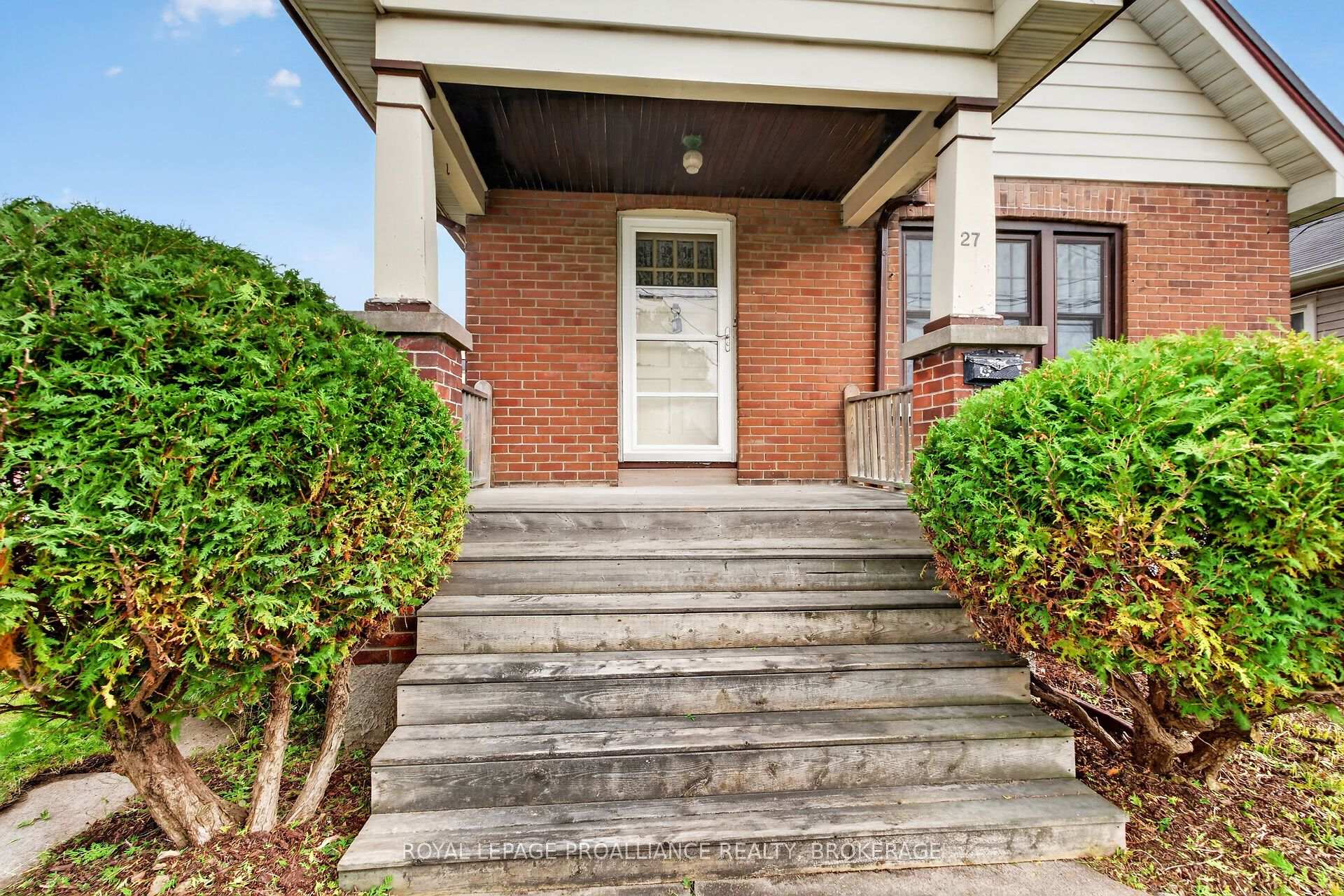Photo 3 of 27 Drayton Avenue, Kingston, East of Sir John A. Blvd — HOMEH