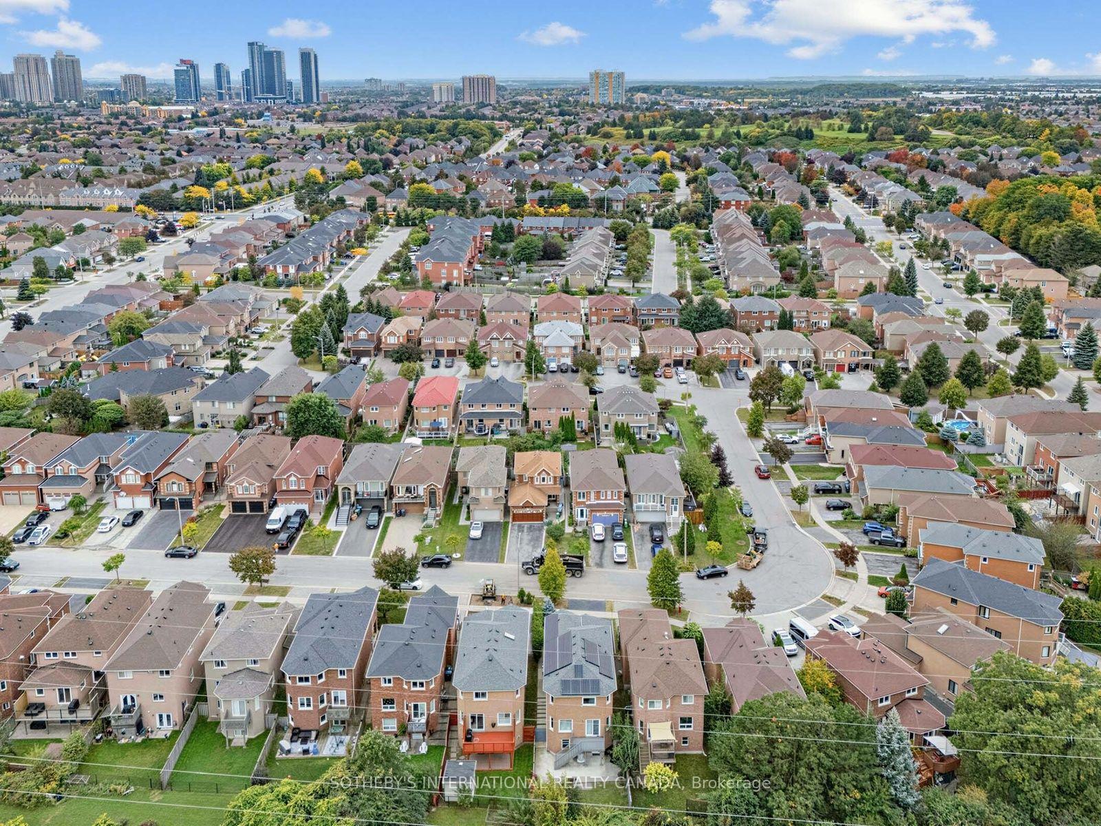 Photo 3 of 668 Driftcurrent Road, Mississauga, Hurontario — HOMEH