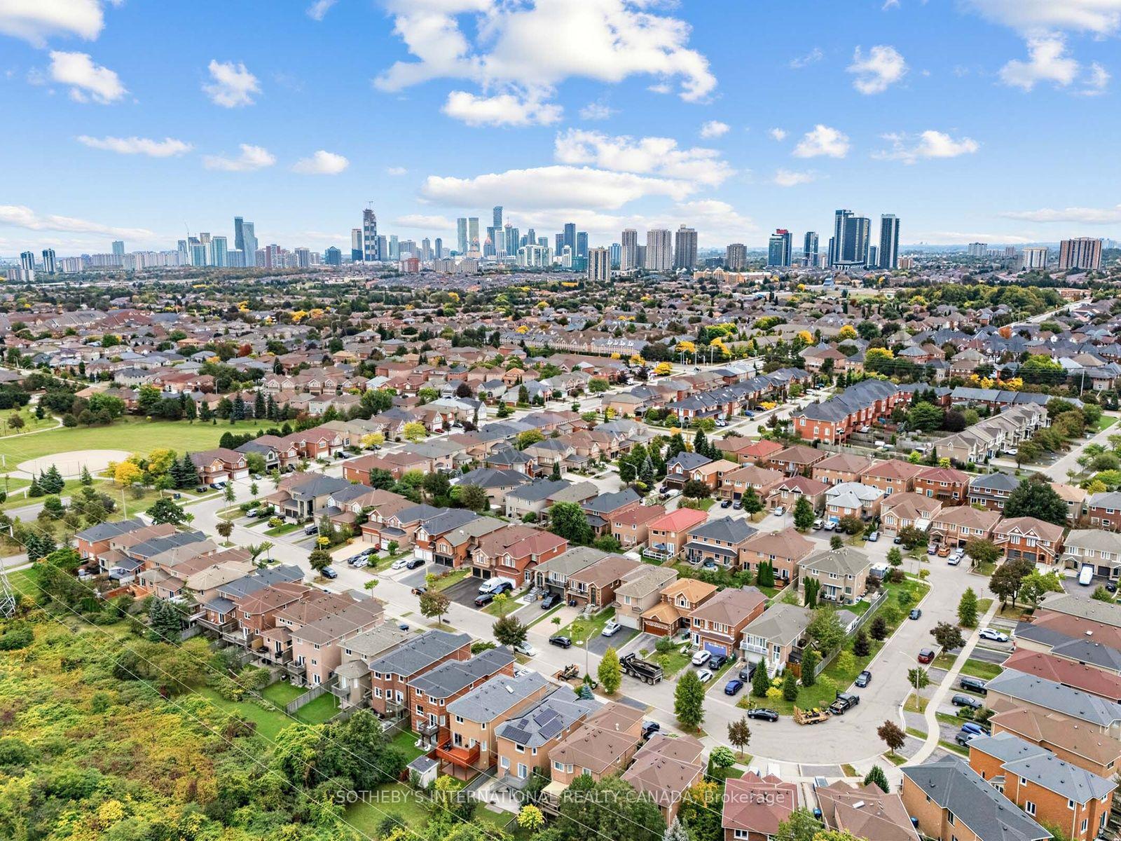 Photo 4 of 668 Driftcurrent Road, Mississauga, Hurontario — HOMEH