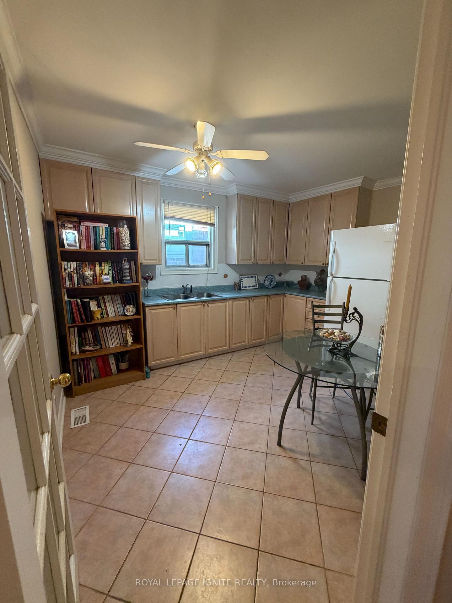 Photo 26 of 40 Avon Avenue, Toronto, Rockcliffe-Smythe — HOMEH
