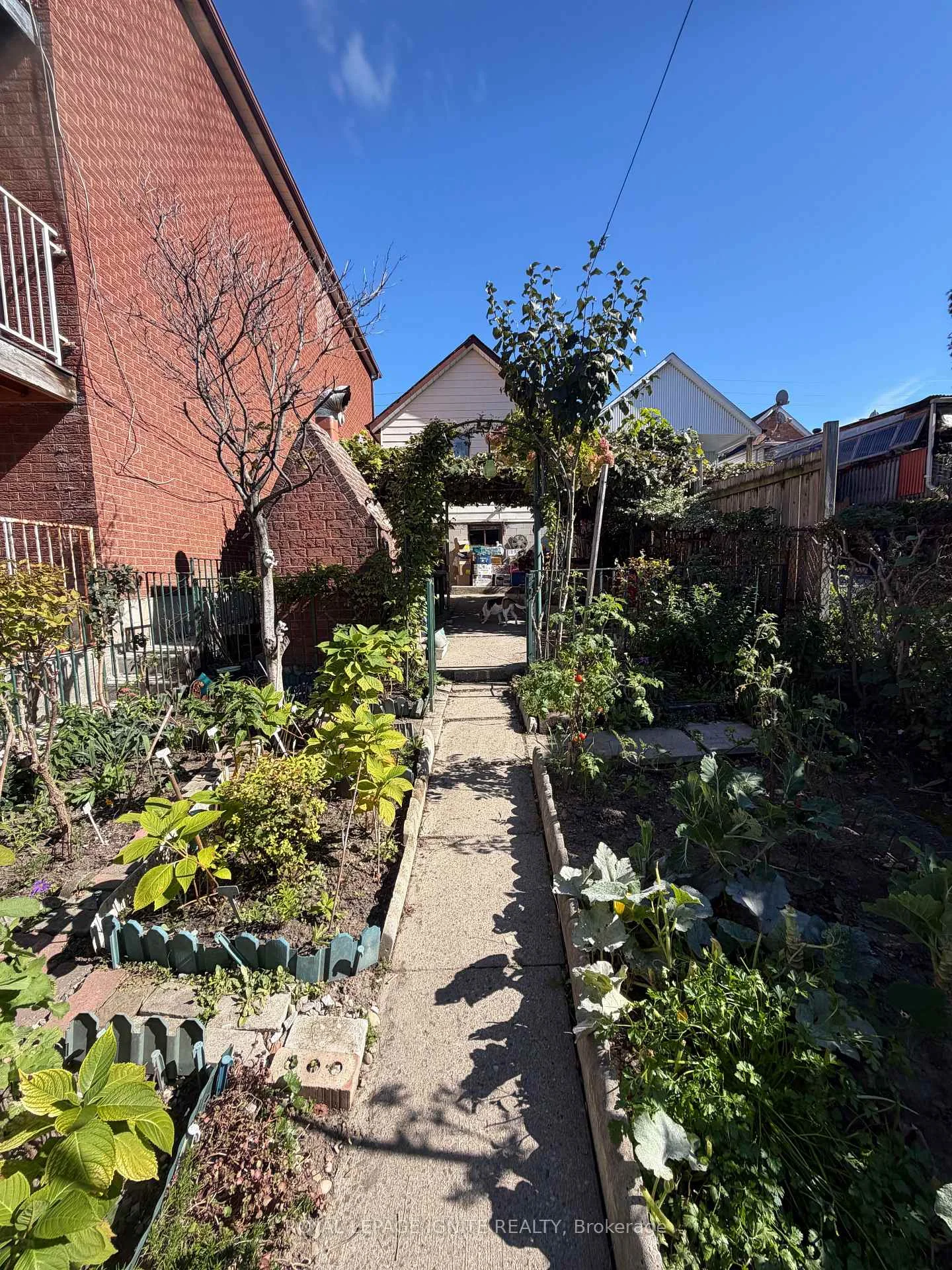 Photo 5 of 40 Avon Avenue, Toronto, Rockcliffe-Smythe — HOMEH