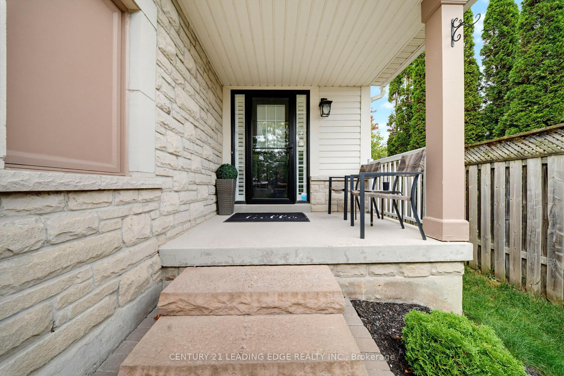Photo 2 of 10 Dodds Square, Clarington, Bowmanville — HOMEH
