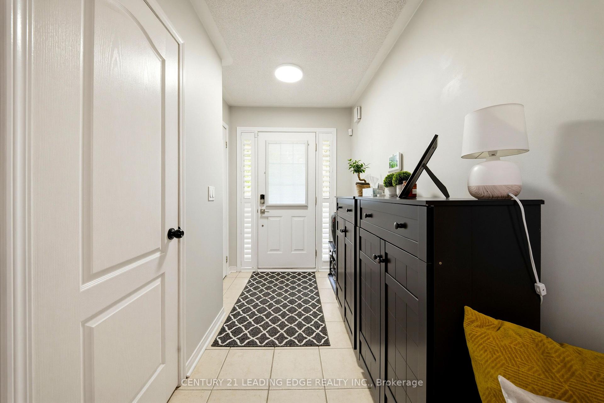 Photo 11 of 10 Dodds Square, Clarington, Bowmanville — HOMEH