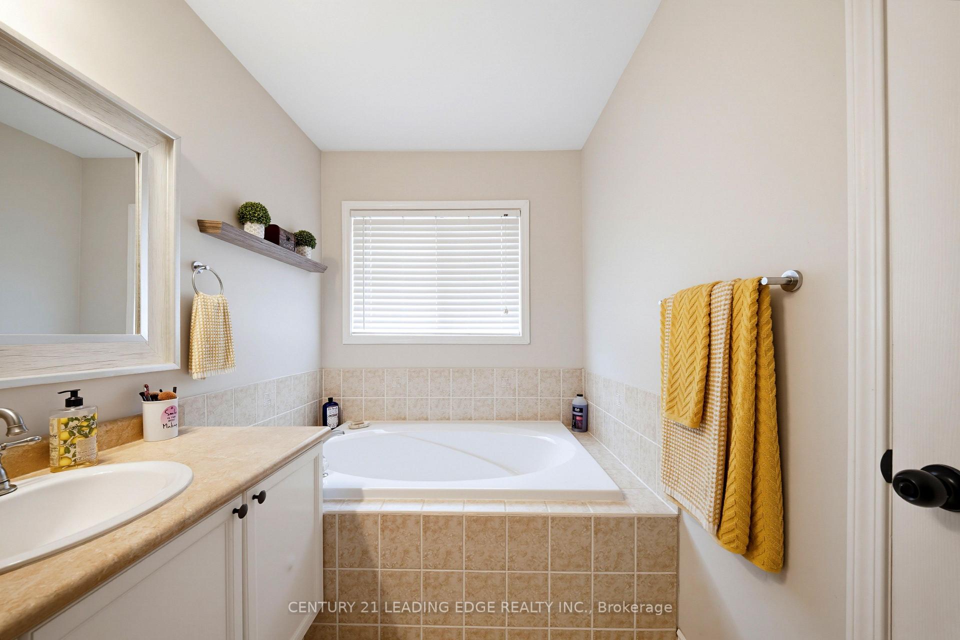 Photo 32 of 10 Dodds Square, Clarington, Bowmanville — HOMEH