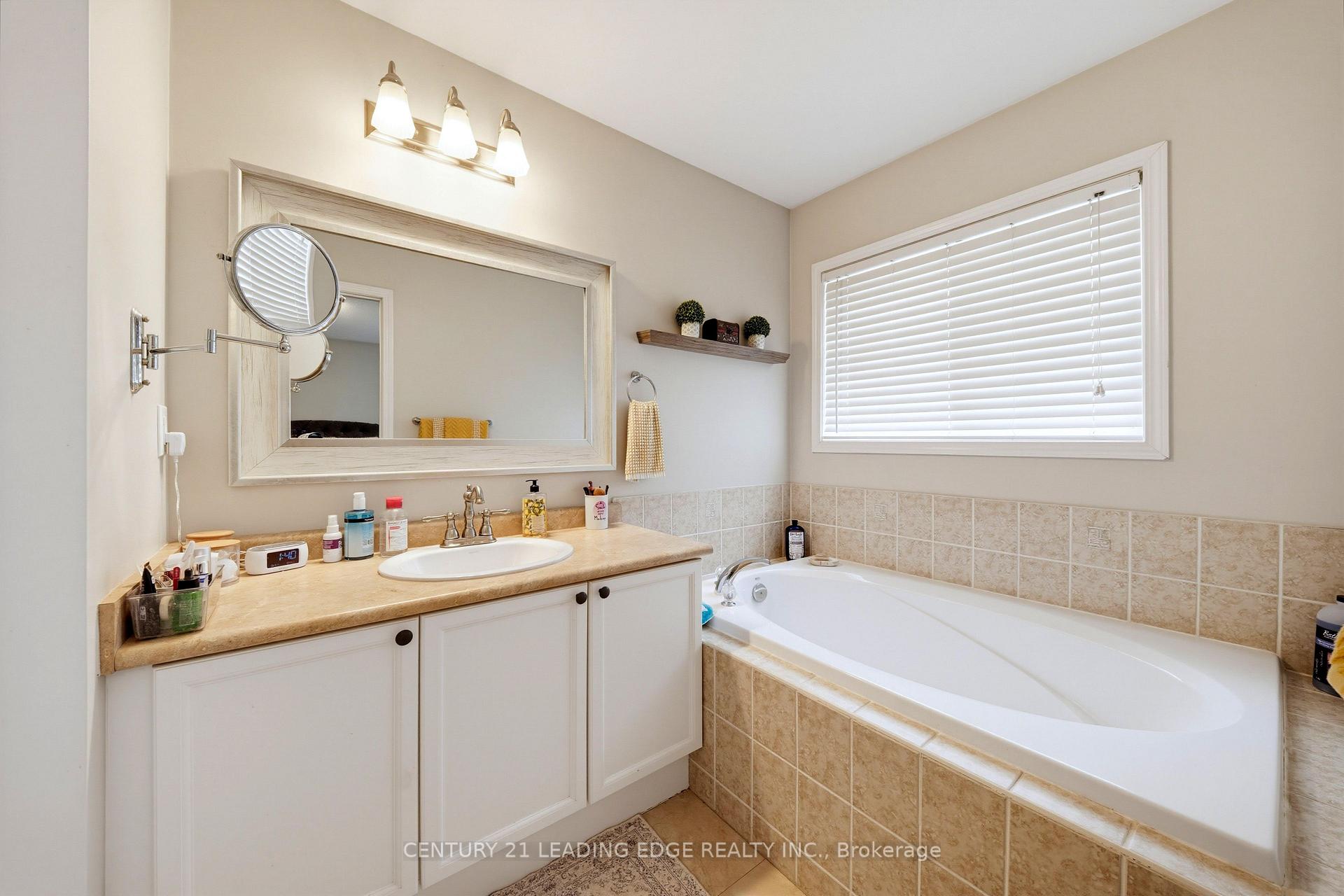 Photo 35 of 10 Dodds Square, Clarington, Bowmanville — HOMEH