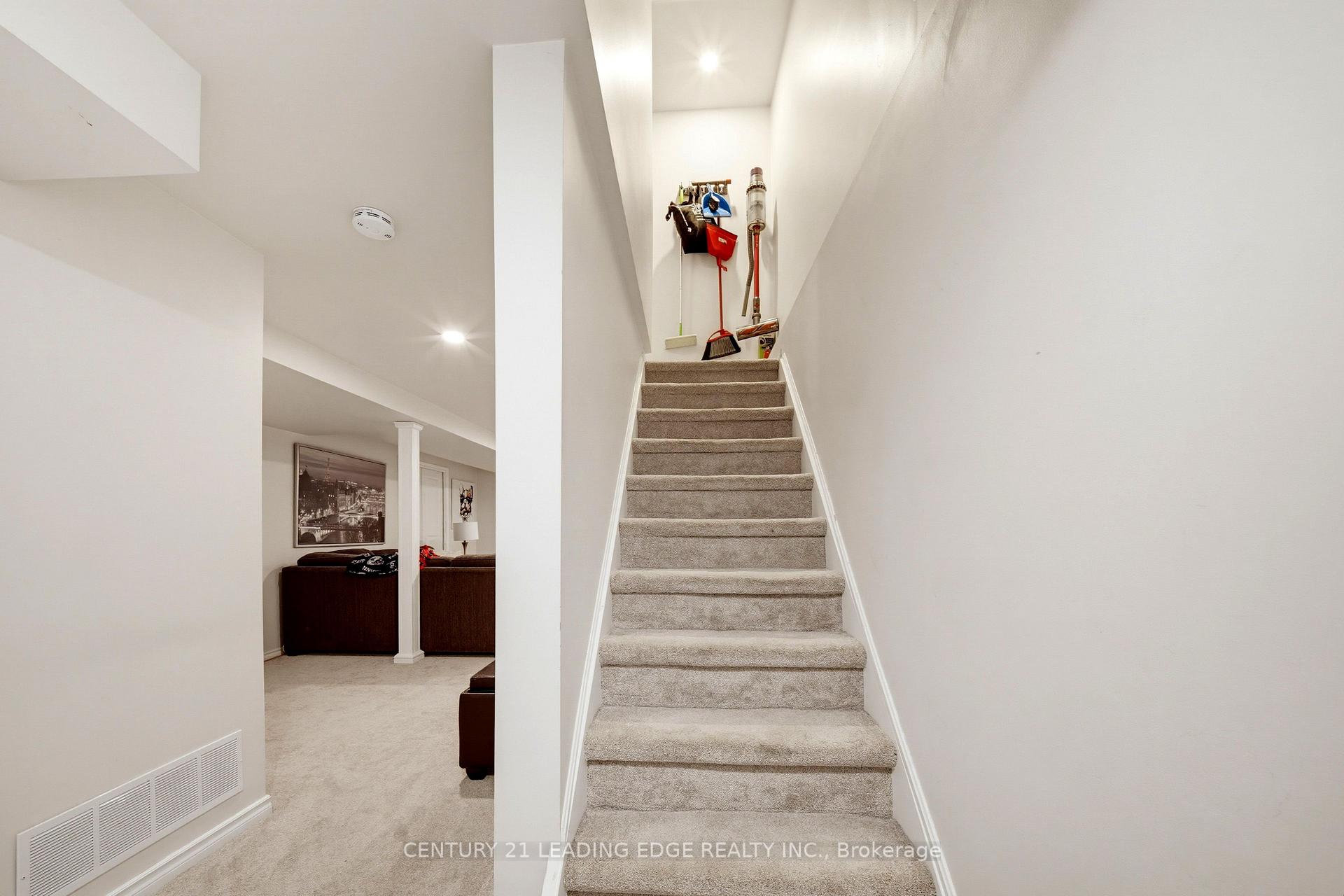Photo 45 of 10 Dodds Square, Clarington, Bowmanville — HOMEH