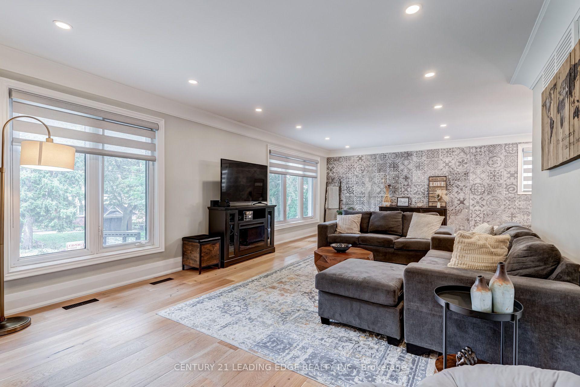 Photo 11 of 5 Mountbatten Road, Etobicoke, Humber Heights — HOMEH