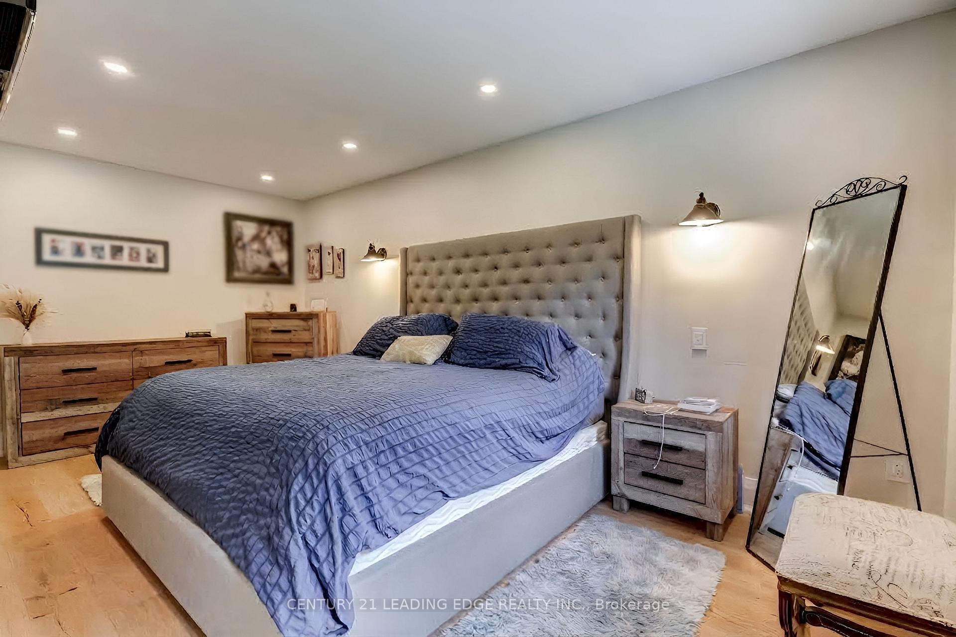 Photo 18 of 5 Mountbatten Road, Etobicoke, Humber Heights — HOMEH