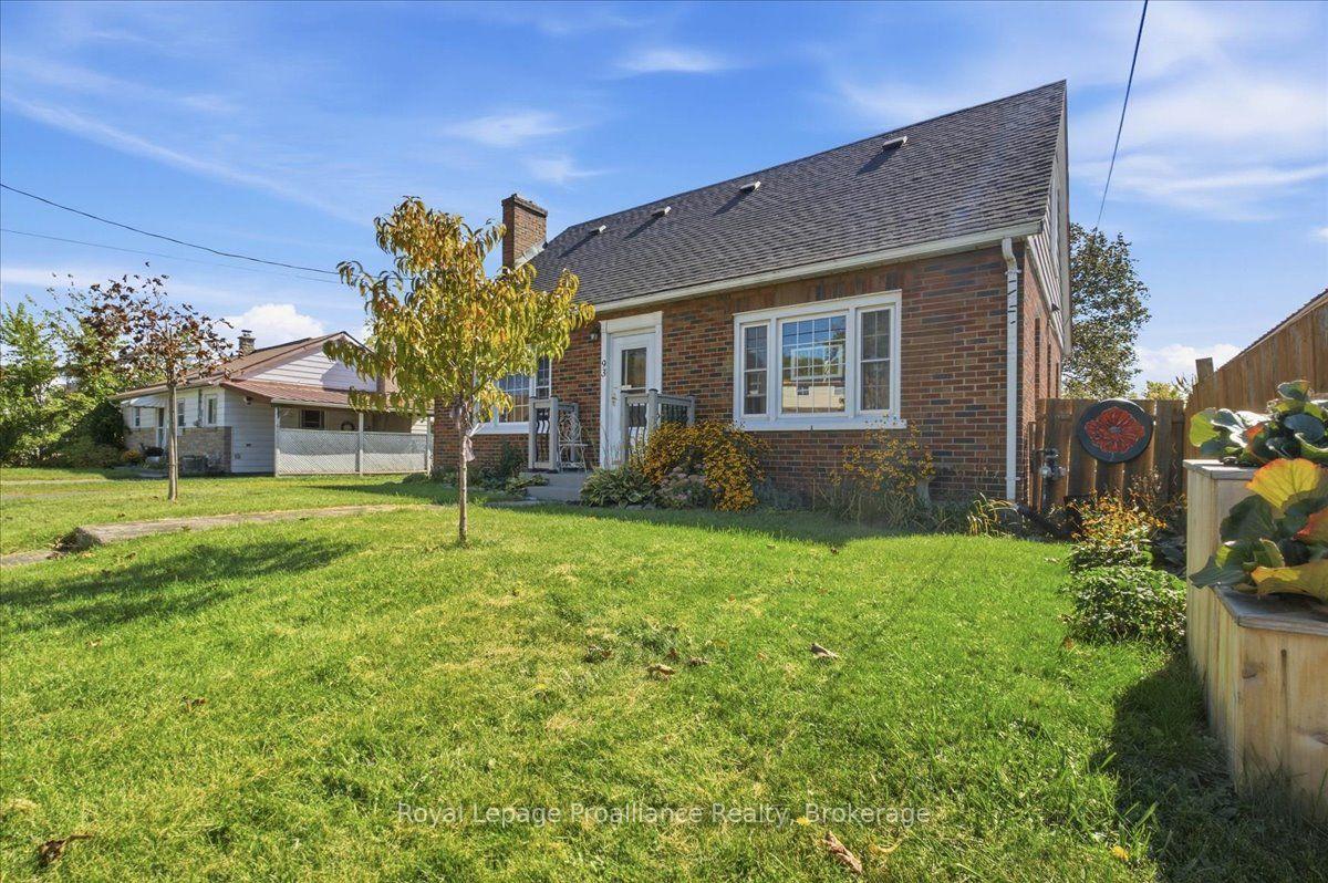 Photo 2 of 93 Bay Drive, Belleville, Belleville Ward — HOMEH