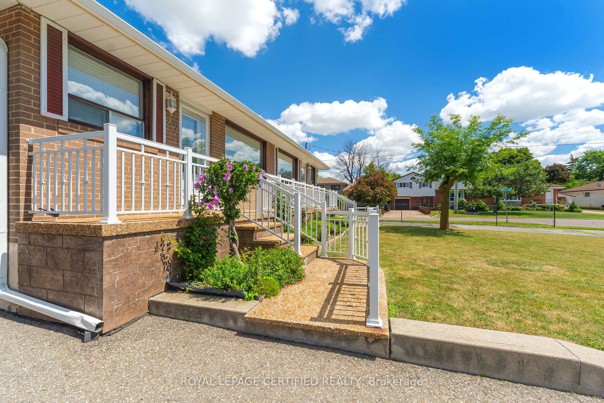 Photo 4 of 27 Milner Road, Brampton, Brampton East — HOMEH