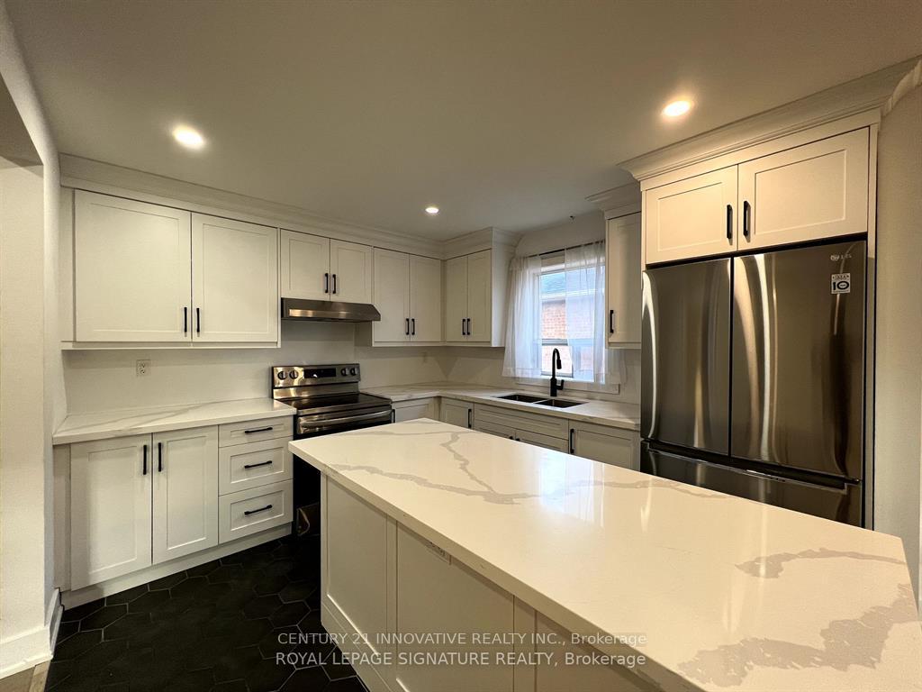 Photo 2 of Unit 1, 127 Treeview Drive, Etobicoke, Alderwood — HOMEH